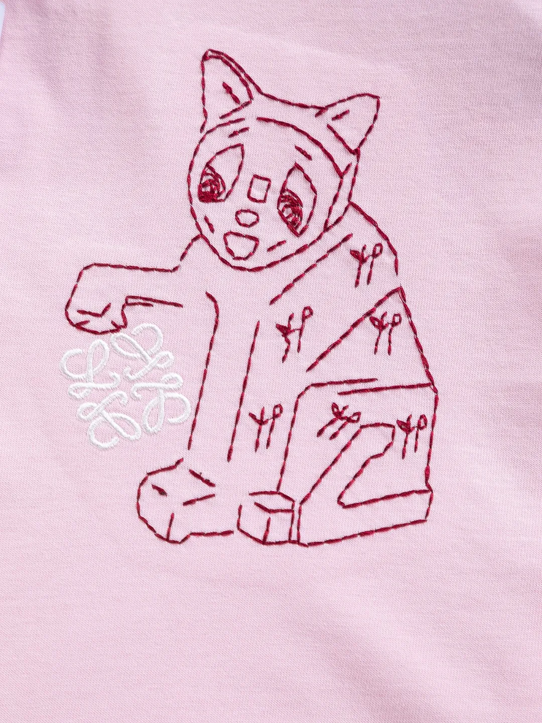🅿️190 DIOR Dior Dior CD Micro wide version S-XL Dior 26ss official website never fails, permanent boutique LOEWE The cat logo embroidery pattern on the chest is full of details, full of childishness and artistic sense. It is made of 320g high-quality pure cotton, with an S-pattern round neck and topstitching. It is unique. Customized accessories, and the whole body is customized and developed according to the Y board... It has three labels and can control various styles, paying tribute to Dior's historic year! Coupled with the blessing of full-flower cotton material, both the upper body comfort and the existence are unparalleled. It can be said to be a must-have companion in summer. The excellent breathability and comfortable wearing feeling are unparalleled~ Recommended! ! Same style for men and women! Color: Black White Pink Size: S-XL Size chart: S: Shoulder width 50-Bust 56-Length 70 M: Shoulder width 52-Bust 57-Length 72 L: Shoulder width 54-Bust 59-Length 74 XL: Shoulder width 56-Bust 62-Length 76