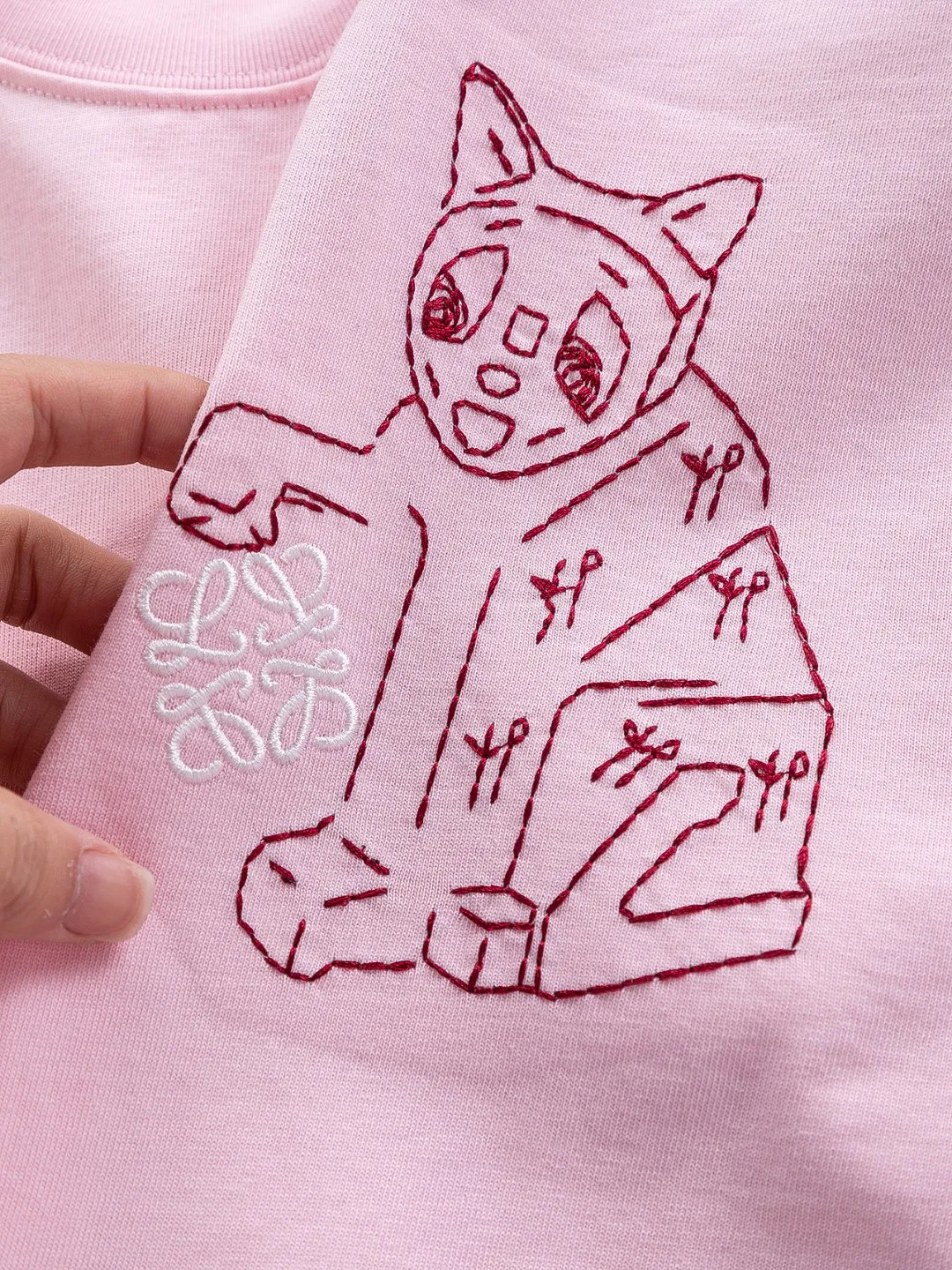 🅿️190 DIOR Dior Dior CD Micro wide version S-XL Dior 26ss official website never fails, permanent boutique LOEWE The cat logo embroidery pattern on the chest is full of details, full of childishness and artistic sense. It is made of 320g high-quality pure cotton, with an S-pattern round neck and topstitching. It is unique. Customized accessories, and the whole body is customized and developed according to the Y board... It has three labels and can control various styles, paying tribute to Dior's historic year! Coupled with the blessing of full-flower cotton material, both the upper body comfort and the existence are unparalleled. It can be said to be a must-have companion in summer. The excellent breathability and comfortable wearing feeling are unparalleled~ Recommended! ! Same style for men and women! Color: Black White Pink Size: S-XL Size chart: S: Shoulder width 50-Bust 56-Length 70 M: Shoulder width 52-Bust 57-Length 72 L: Shoulder width 54-Bust 59-Length 74 XL: Shoulder width 56-Bust 62-Length 76