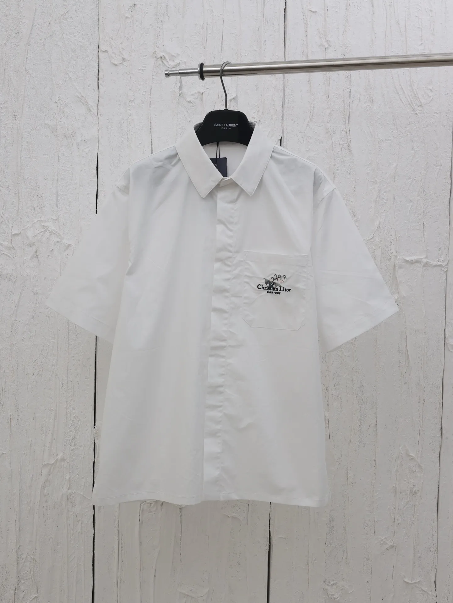 🅿️400 Dio*/Dior 25SS new spring and summer lily of the valley embroidered short-sleeved shirt. Customized high-density silky shirt material. Delicate and soft. Highlights Mr. signature, inheritance and tribute to this historic year. Uses imported machine embroidery technology. Uses advanced computer control system and precision mechanical components. High precision. Lines are smooth and delicate. Adopts side-turn buried stitching process to provide high-quality stitching effect. Smooth and neat. Neat and tidy human body three-dimensional cutting. Same style for men and women!  Size: 39/40/41/42