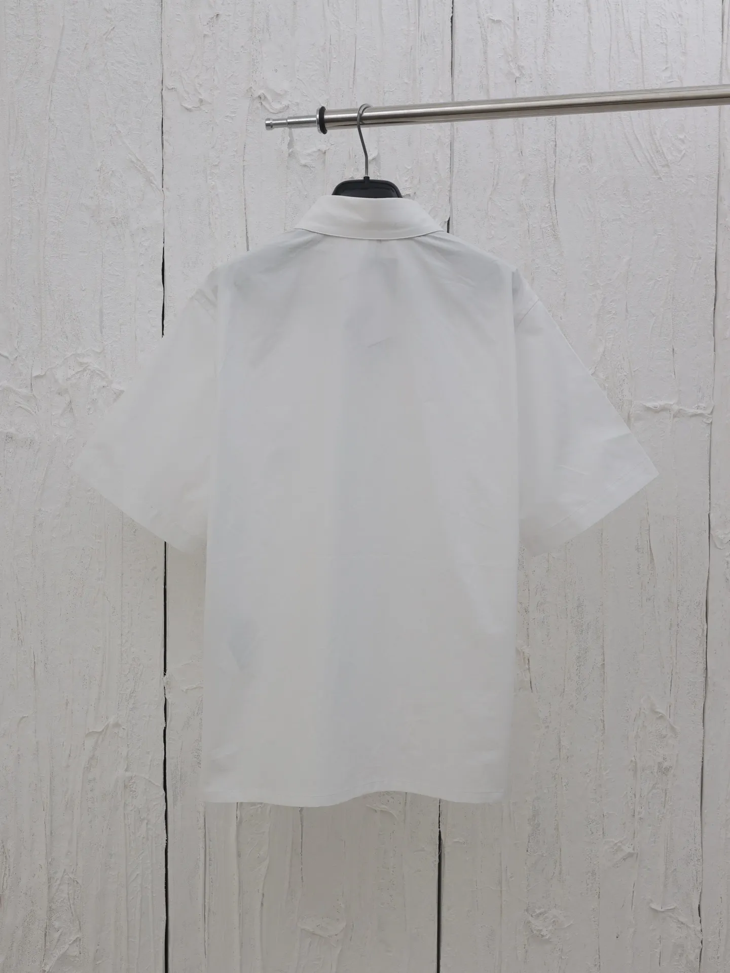 🅿️400 Dio*/Dior 25SS new spring and summer lily of the valley embroidered short-sleeved shirt. Customized high-density silky shirt material. Delicate and soft. Highlights Mr. signature, inheritance and tribute to this historic year. Uses imported machine embroidery technology. Uses advanced computer control system and precision mechanical components. High precision. Lines are smooth and delicate. Adopts side-turn buried stitching process to provide high-quality stitching effect. Smooth and neat. Neat and tidy human body three-dimensional cutting. Same style for men and women!  Size: 39/40/41/42