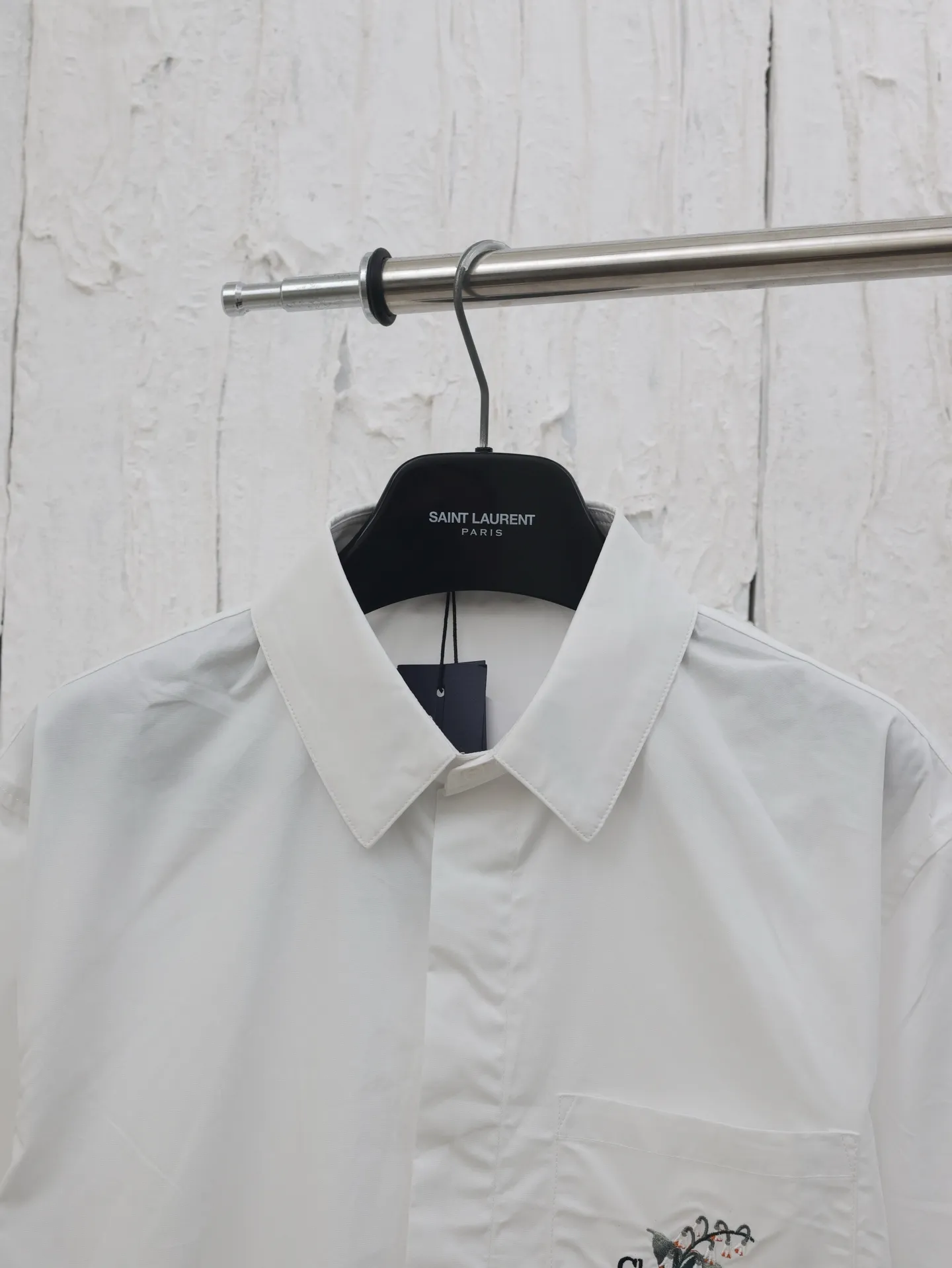 🅿️400 Dio*/Dior 25SS new spring and summer lily of the valley embroidered short-sleeved shirt. Customized high-density silky shirt material. Delicate and soft. Highlights Mr. signature, inheritance and tribute to this historic year. Uses imported machine embroidery technology. Uses advanced computer control system and precision mechanical components. High precision. Lines are smooth and delicate. Adopts side-turn buried stitching process to provide high-quality stitching effect. Smooth and neat. Neat and tidy human body three-dimensional cutting. Same style for men and women!  Size: 39/40/41/42