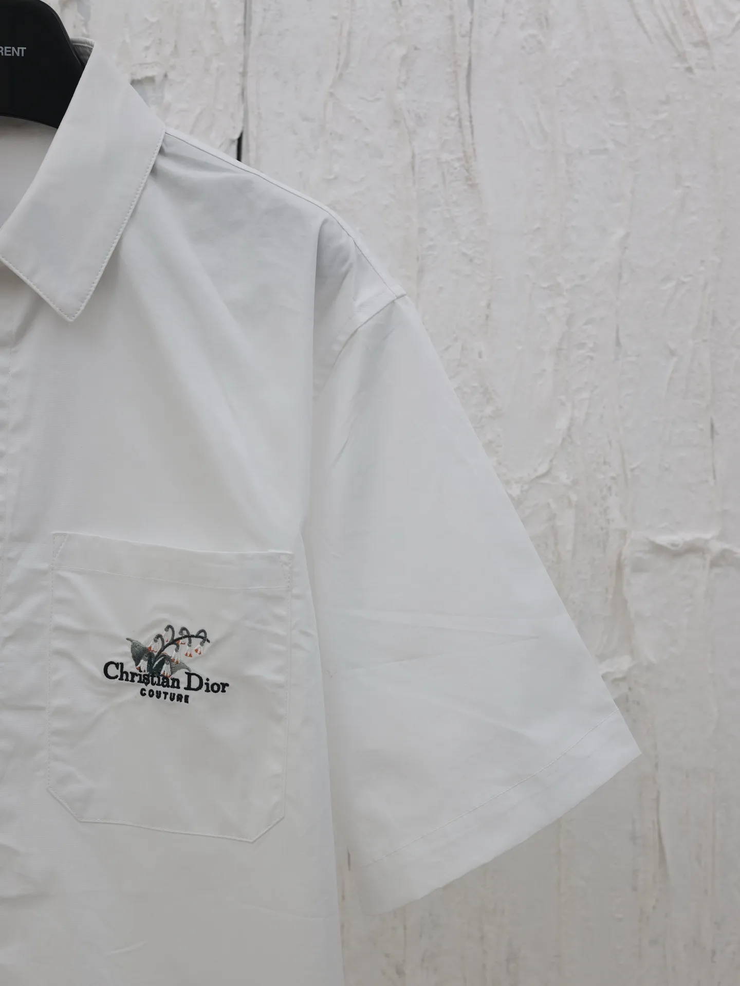 🅿️400 Dio*/Dior 25SS new spring and summer lily of the valley embroidered short-sleeved shirt. Customized high-density silky shirt material. Delicate and soft. Highlights Mr. signature, inheritance and tribute to this historic year. Uses imported machine embroidery technology. Uses advanced computer control system and precision mechanical components. High precision. Lines are smooth and delicate. Adopts side-turn buried stitching process to provide high-quality stitching effect. Smooth and neat. Neat and tidy human body three-dimensional cutting. Same style for men and women!  Size: 39/40/41/42