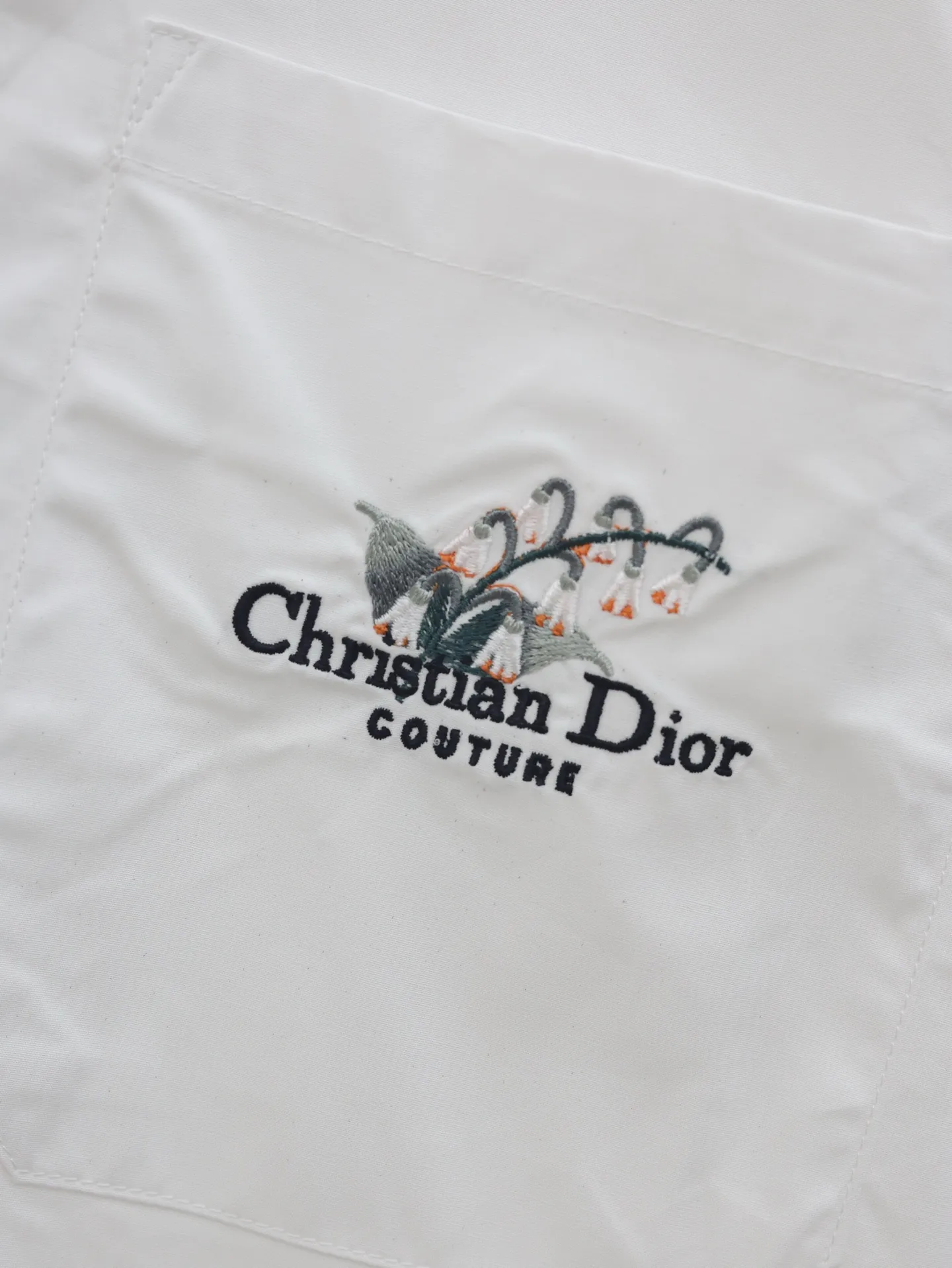 🅿️400 Dio*/Dior 25SS new spring and summer lily of the valley embroidered short-sleeved shirt. Customized high-density silky shirt material. Delicate and soft. Highlights Mr. signature, inheritance and tribute to this historic year. Uses imported machine embroidery technology. Uses advanced computer control system and precision mechanical components. High precision. Lines are smooth and delicate. Adopts side-turn buried stitching process to provide high-quality stitching effect. Smooth and neat. Neat and tidy human body three-dimensional cutting. Same style for men and women!  Size: 39/40/41/42