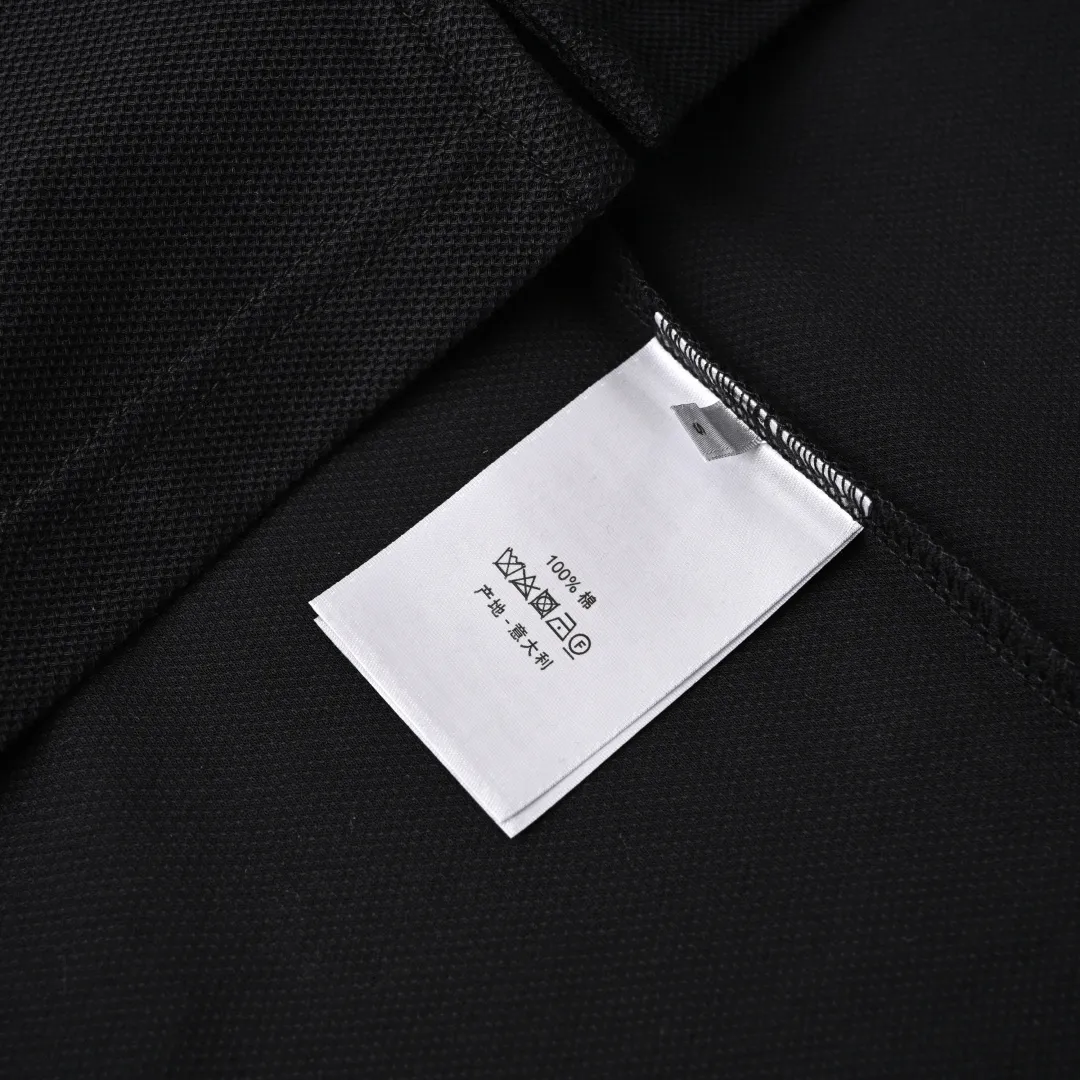 🅿️330 (Higher version) DIOR CD Inspired by DO AND KAWS limited series. The Year of the Snake graphic design reinterprets the classic logo. Contrasting logo patch at chest. The imported machine-made tatami embroidery technology makes the letter logo appear delicate and exquisite, enhancing the decorative effect. Use an embroidery machine to embroider the designed letter logo onto the patch. Unisex Size: S-L