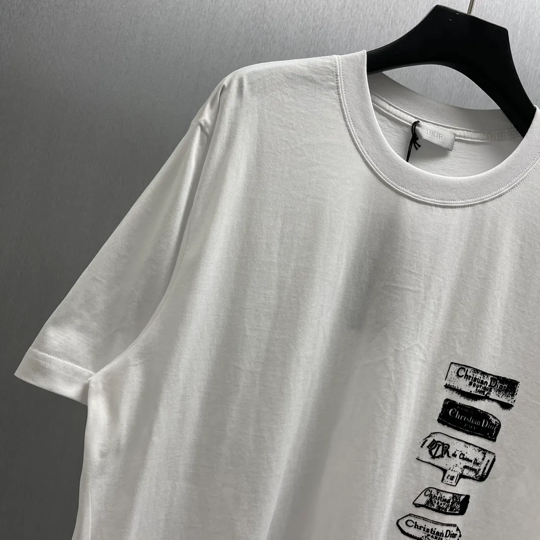 🅿️240 🧧CD Snowflake Plush Print Black T Size: S-XL This T-shirt is decorated with the Dior Archives Labels logo, reinterpreting the Dior label in a 3D printed version. Crafted from white cotton jersey