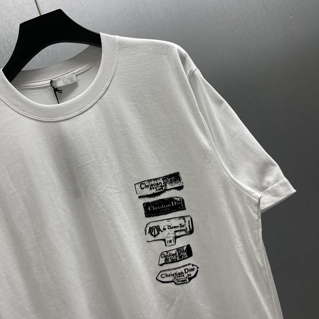 🅿️240 🧧CD Snowflake Plush Print Black T Size: S-XL This T-shirt is decorated with the Dior Archives Labels logo, reinterpreting the Dior label in a 3D printed version. Crafted from white cotton jersey