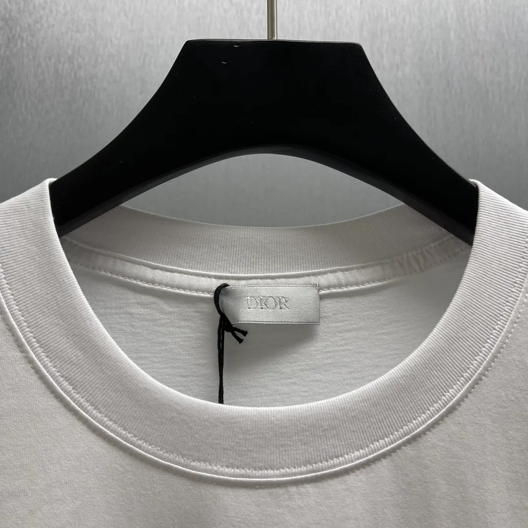 🅿️240 🧧CD Snowflake Plush Print Black T Size: S-XL This T-shirt is decorated with the Dior Archives Labels logo, reinterpreting the Dior label in a 3D printed version. Crafted from white cotton jersey