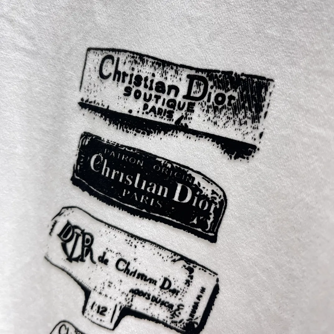 🅿️240 🧧CD Snowflake Plush Print Black T Size: S-XL This T-shirt is decorated with the Dior Archives Labels logo, reinterpreting the Dior label in a 3D printed version. Crafted from white cotton jersey
