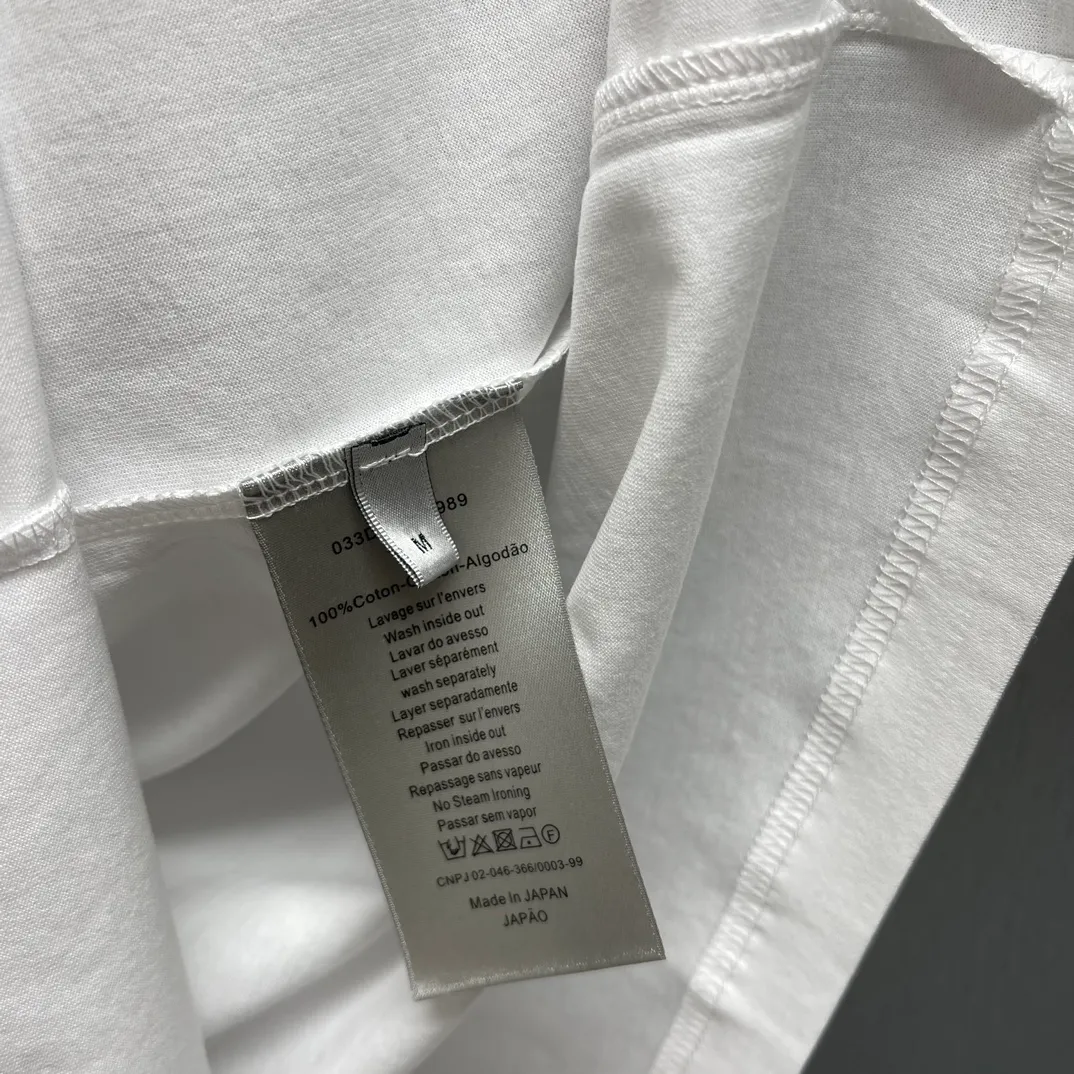 🅿️240 🧧CD Snowflake Plush Print Black T Size: S-XL This T-shirt is decorated with the Dior Archives Labels logo, reinterpreting the Dior label in a 3D printed version. Crafted from white cotton jersey