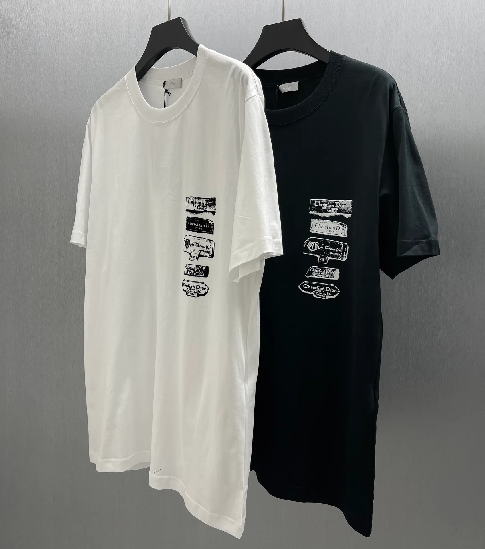 🅿️240 🧧CD Snowflake Plush Print Black T Size: S-XL This T-shirt is decorated with the Dior Archives Labels logo, reinterpreting the Dior label in a 3D printed version. Crafted from white cotton jersey