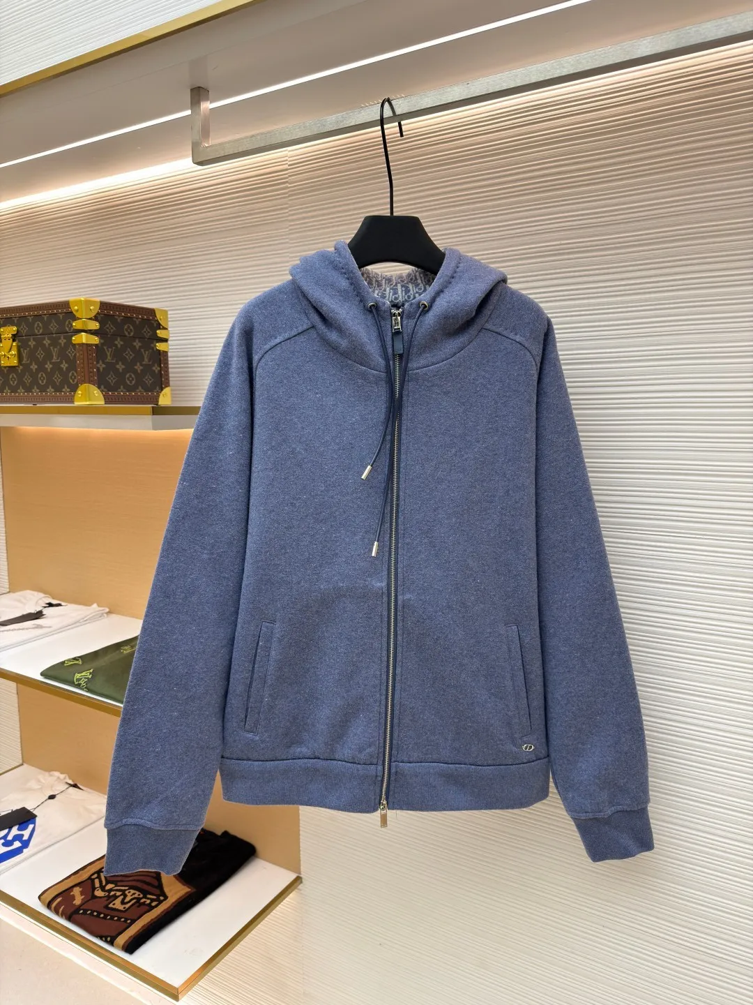 Dior presbyopic wool cashmere hooded turtleneck cardigan jacket ●Original version: Purchased and developed for 54000 ●Item number: 1680897-D15 ●Fabric: wool cashmere fabric ●Technology: jacquard texture production ●Version: fitted version ●Weight: about 1100 grams ●Size: S-M-L-XL ●Description: The fabric is made of cashmere fabric, containing 50% wool and pure cotton, with original hemming inside, jacquard letters, integrated design. One side has a solid color logo, and the spliced side has a classic presbyopia. It can be worn on both sides to change the style at any time. Customized imported velvet imported machine weaving, the material is conscientious and full of high-end texture. It is comfortable to wear and skin-friendly. It is made by a large factory and has perfect details and texture. The fabric is made of imported cashmere yarn. New product for early autumn! Hot style return! New version of dropped shoulder design High-grade navy blue presbyopic logo zipper cashmere jacket. Reversible. The letter jacquard texture on the back is luxurious and handsome. The hooded design is fashionable and advanced. The classic version does not make people look slimmer. Highly recommended! The overall wiring is straight and delicate, the fabric is comfortable and soft, and the color is consistent without color difference. It can be matched with the same style to create a fashionable look and control various occasions. Customized accessories, complete with three standards, same style for men and women!