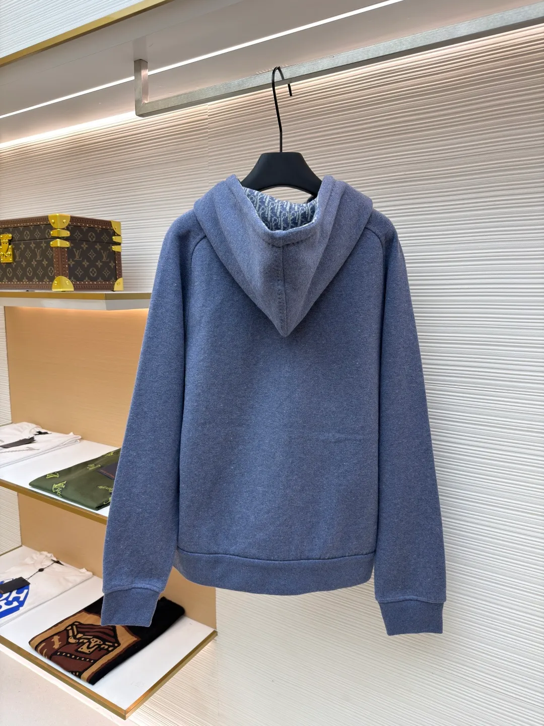 Dior presbyopic wool cashmere hooded turtleneck cardigan jacket ●Original version: Purchased and developed for 54000 ●Item number: 1680897-D15 ●Fabric: wool cashmere fabric ●Technology: jacquard texture production ●Version: fitted version ●Weight: about 1100 grams ●Size: S-M-L-XL ●Description: The fabric is made of cashmere fabric, containing 50% wool and pure cotton, with original hemming inside, jacquard letters, integrated design. One side has a solid color logo, and the spliced side has a classic presbyopia. It can be worn on both sides to change the style at any time. Customized imported velvet imported machine weaving, the material is conscientious and full of high-end texture. It is comfortable to wear and skin-friendly. It is made by a large factory and has perfect details and texture. The fabric is made of imported cashmere yarn. New product for early autumn! Hot style return! New version of dropped shoulder design High-grade navy blue presbyopic logo zipper cashmere jacket. Reversible. The letter jacquard texture on the back is luxurious and handsome. The hooded design is fashionable and advanced. The classic version does not make people look slimmer. Highly recommended! The overall wiring is straight and delicate, the fabric is comfortable and soft, and the color is consistent without color difference. It can be matched with the same style to create a fashionable look and control various occasions. Customized accessories, complete with three standards, same style for men and women!