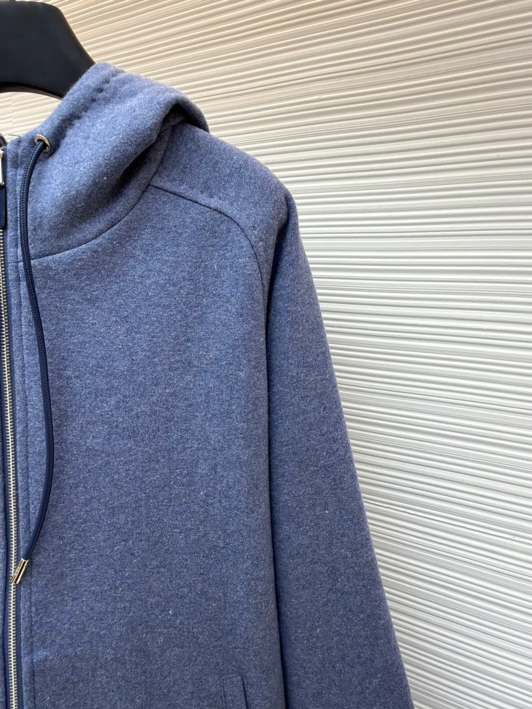 Dior presbyopic wool cashmere hooded turtleneck cardigan jacket ●Original version: Purchased and developed for 54000 ●Item number: 1680897-D15 ●Fabric: wool cashmere fabric ●Technology: jacquard texture production ●Version: fitted version ●Weight: about 1100 grams ●Size: S-M-L-XL ●Description: The fabric is made of cashmere fabric, containing 50% wool and pure cotton, with original hemming inside, jacquard letters, integrated design. One side has a solid color logo, and the spliced side has a classic presbyopia. It can be worn on both sides to change the style at any time. Customized imported velvet imported machine weaving, the material is conscientious and full of high-end texture. It is comfortable to wear and skin-friendly. It is made by a large factory and has perfect details and texture. The fabric is made of imported cashmere yarn. New product for early autumn! Hot style return! New version of dropped shoulder design High-grade navy blue presbyopic logo zipper cashmere jacket. Reversible. The letter jacquard texture on the back is luxurious and handsome. The hooded design is fashionable and advanced. The classic version does not make people look slimmer. Highly recommended! The overall wiring is straight and delicate, the fabric is comfortable and soft, and the color is consistent without color difference. It can be matched with the same style to create a fashionable look and control various occasions. Customized accessories, complete with three standards, same style for men and women!