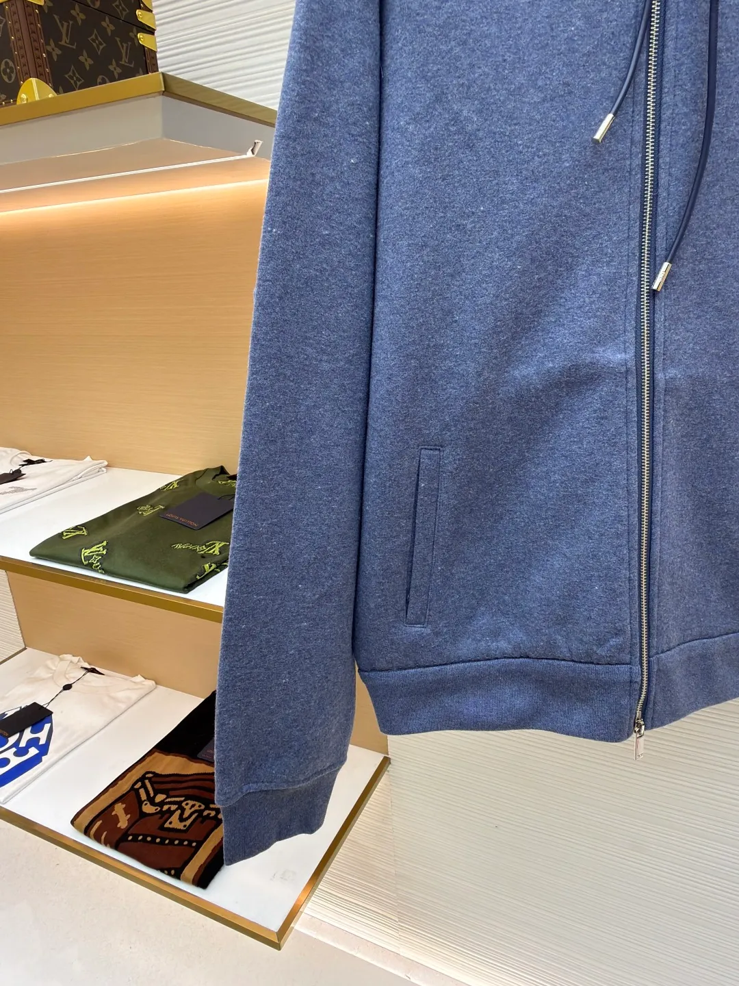 Dior presbyopic wool cashmere hooded turtleneck cardigan jacket ●Original version: Purchased and developed for 54000 ●Item number: 1680897-D15 ●Fabric: wool cashmere fabric ●Technology: jacquard texture production ●Version: fitted version ●Weight: about 1100 grams ●Size: S-M-L-XL ●Description: The fabric is made of cashmere fabric, containing 50% wool and pure cotton, with original hemming inside, jacquard letters, integrated design. One side has a solid color logo, and the spliced side has a classic presbyopia. It can be worn on both sides to change the style at any time. Customized imported velvet imported machine weaving, the material is conscientious and full of high-end texture. It is comfortable to wear and skin-friendly. It is made by a large factory and has perfect details and texture. The fabric is made of imported cashmere yarn. New product for early autumn! Hot style return! New version of dropped shoulder design High-grade navy blue presbyopic logo zipper cashmere jacket. Reversible. The letter jacquard texture on the back is luxurious and handsome. The hooded design is fashionable and advanced. The classic version does not make people look slimmer. Highly recommended! The overall wiring is straight and delicate, the fabric is comfortable and soft, and the color is consistent without color difference. It can be matched with the same style to create a fashionable look and control various occasions. Customized accessories, complete with three standards, same style for men and women!