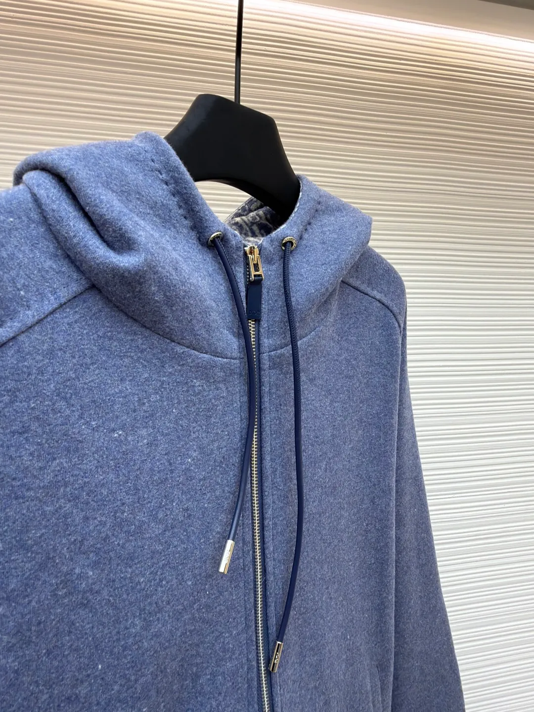 Dior presbyopic wool cashmere hooded turtleneck cardigan jacket ●Original version: Purchased and developed for 54000 ●Item number: 1680897-D15 ●Fabric: wool cashmere fabric ●Technology: jacquard texture production ●Version: fitted version ●Weight: about 1100 grams ●Size: S-M-L-XL ●Description: The fabric is made of cashmere fabric, containing 50% wool and pure cotton, with original hemming inside, jacquard letters, integrated design. One side has a solid color logo, and the spliced side has a classic presbyopia. It can be worn on both sides to change the style at any time. Customized imported velvet imported machine weaving, the material is conscientious and full of high-end texture. It is comfortable to wear and skin-friendly. It is made by a large factory and has perfect details and texture. The fabric is made of imported cashmere yarn. New product for early autumn! Hot style return! New version of dropped shoulder design High-grade navy blue presbyopic logo zipper cashmere jacket. Reversible. The letter jacquard texture on the back is luxurious and handsome. The hooded design is fashionable and advanced. The classic version does not make people look slimmer. Highly recommended! The overall wiring is straight and delicate, the fabric is comfortable and soft, and the color is consistent without color difference. It can be matched with the same style to create a fashionable look and control various occasions. Customized accessories, complete with three standards, same style for men and women!