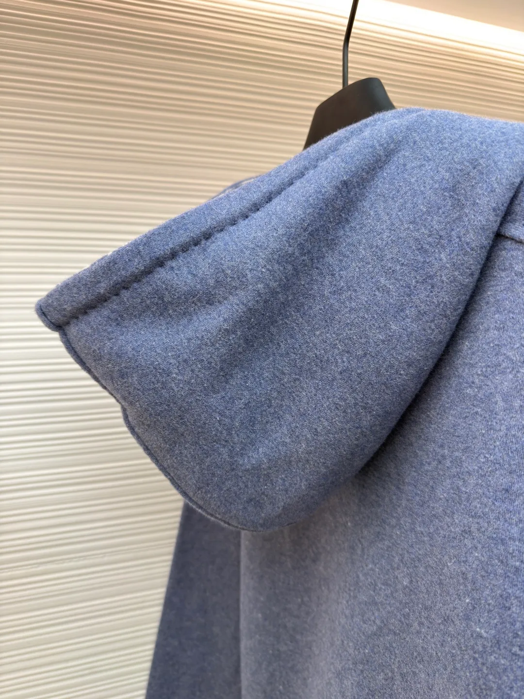 Dior presbyopic wool cashmere hooded turtleneck cardigan jacket ●Original version: Purchased and developed for 54000 ●Item number: 1680897-D15 ●Fabric: wool cashmere fabric ●Technology: jacquard texture production ●Version: fitted version ●Weight: about 1100 grams ●Size: S-M-L-XL ●Description: The fabric is made of cashmere fabric, containing 50% wool and pure cotton, with original hemming inside, jacquard letters, integrated design. One side has a solid color logo, and the spliced side has a classic presbyopia. It can be worn on both sides to change the style at any time. Customized imported velvet imported machine weaving, the material is conscientious and full of high-end texture. It is comfortable to wear and skin-friendly. It is made by a large factory and has perfect details and texture. The fabric is made of imported cashmere yarn. New product for early autumn! Hot style return! New version of dropped shoulder design High-grade navy blue presbyopic logo zipper cashmere jacket. Reversible. The letter jacquard texture on the back is luxurious and handsome. The hooded design is fashionable and advanced. The classic version does not make people look slimmer. Highly recommended! The overall wiring is straight and delicate, the fabric is comfortable and soft, and the color is consistent without color difference. It can be matched with the same style to create a fashionable look and control various occasions. Customized accessories, complete with three standards, same style for men and women!