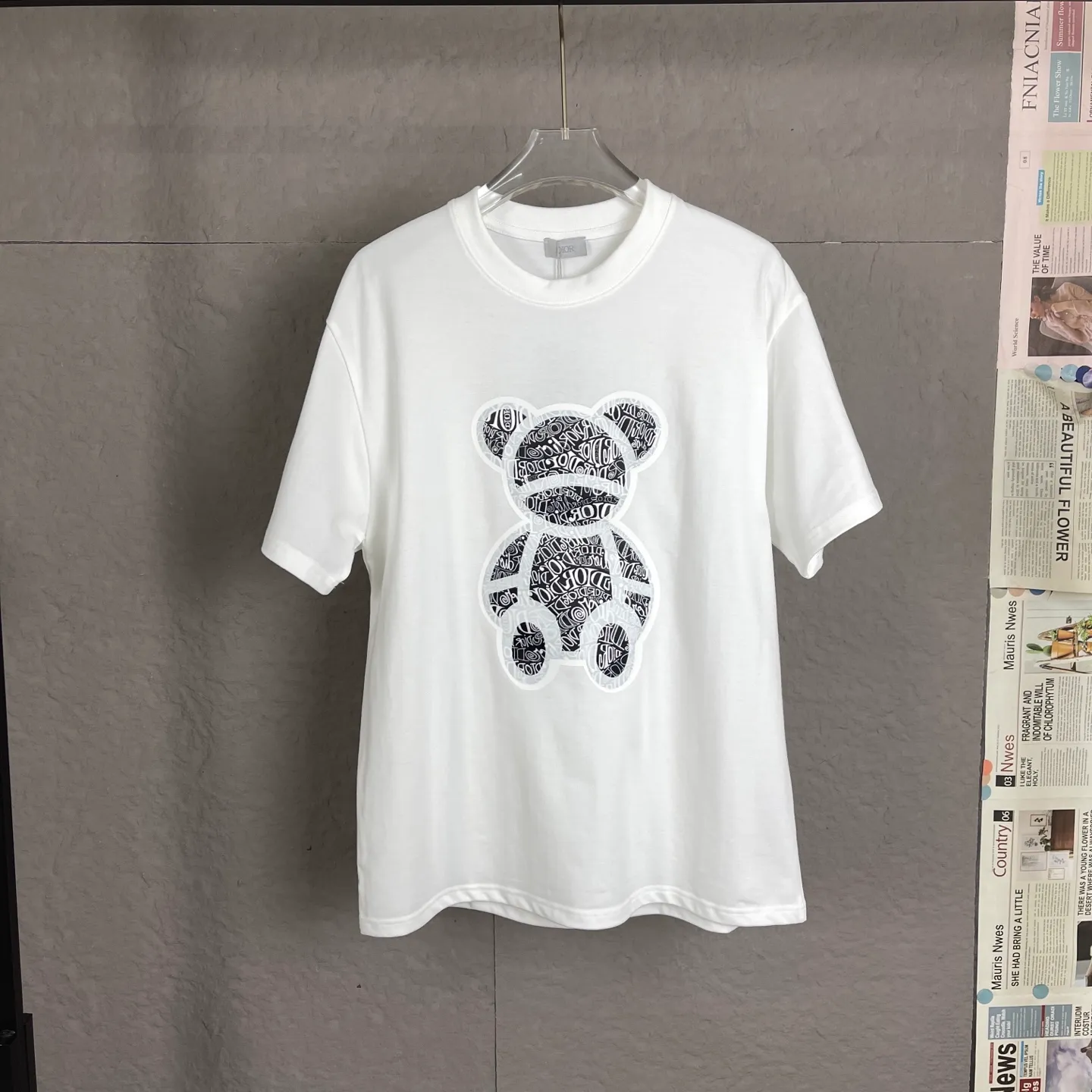 🅿️170 /C09 Dior 25ss 300 grams early spring new style letter logo printed short-sleeved light luxury. A must-have item for men and women for daily commuting. The correct version is welcome to compare. Detailed features: 100% pure cotton double yarn jersey fabric. Special thickened 32 pieces of double-strand 1x1 thread in the same cylinder. Three-dimensional film foam tape hot stamping. Double needle stitching and cross-stitch technology. ·Original main mark, washed tag brand moisture-proof paper packaging Color: black white cement gray Size: S-XL