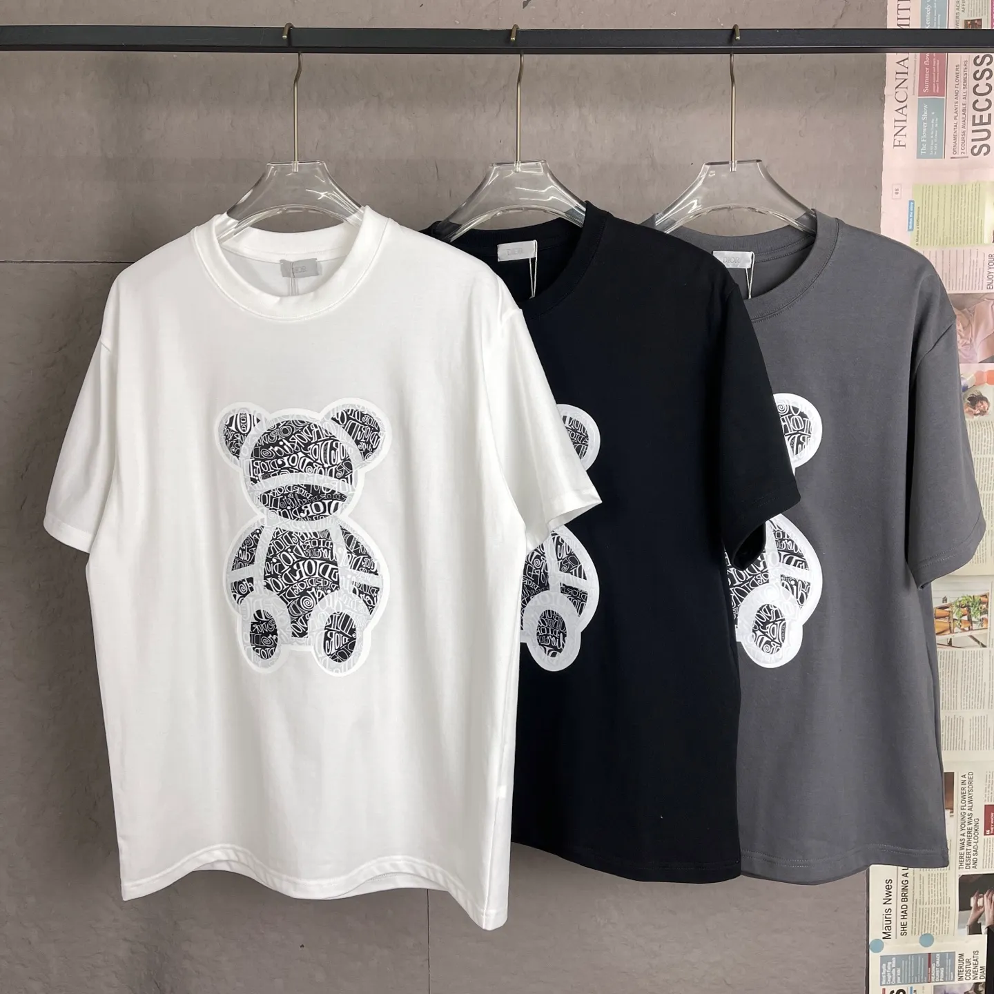 🅿️170 /C09 Dior 25ss 300 grams early spring new style letter logo printed short-sleeved light luxury. A must-have item for men and women for daily commuting. The correct version is welcome to compare. Detailed features: 100% pure cotton double yarn jersey fabric. Special thickened 32 pieces of double-strand 1x1 thread in the same cylinder. Three-dimensional film foam tape hot stamping. Double needle stitching and cross-stitch technology. ·Original main mark, washed tag brand moisture-proof paper packaging Color: black white cement gray Size: S-XL