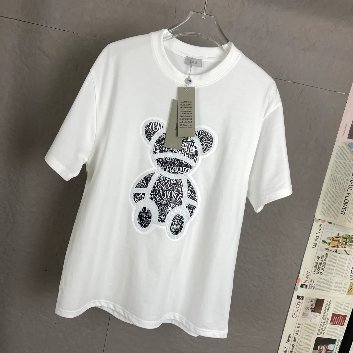 🅿️170 /C09 Dior 25ss 300 grams early spring new style letter logo printed short-sleeved light luxury. A must-have item for men and women for daily commuting. The correct version is welcome to compare. Detailed features: 100% pure cotton double yarn jersey fabric. Special thickened 32 pieces of double-strand 1x1 thread in the same cylinder. Three-dimensional film foam tape hot stamping. Double needle stitching and cross-stitch technology. ·Original main mark, washed tag brand moisture-proof paper packaging Color: black white cement gray Size: S-XL