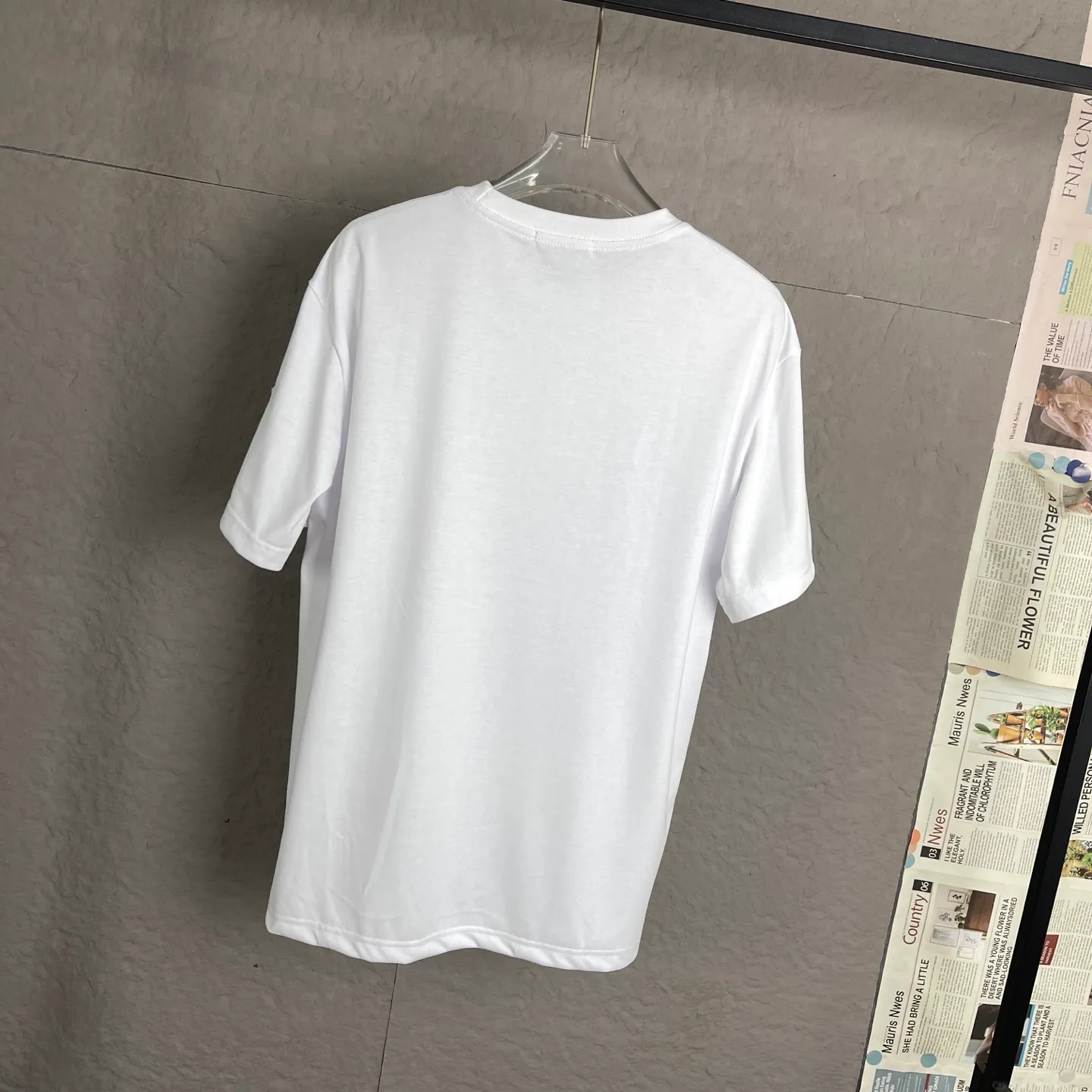 🅿️170 /C09 Dior 25ss 300 grams early spring new style letter logo printed short-sleeved light luxury. A must-have item for men and women for daily commuting. The correct version is welcome to compare. Detailed features: 100% pure cotton double yarn jersey fabric. Special thickened 32 pieces of double-strand 1x1 thread in the same cylinder. Three-dimensional film foam tape hot stamping. Double needle stitching and cross-stitch technology. ·Original main mark, washed tag brand moisture-proof paper packaging Color: black white cement gray Size: S-XL