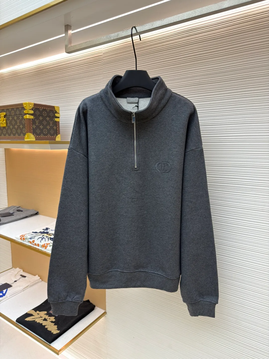 Dior embroidered gray sweatshirt ●Original version: 15,000 purchased and developed ●Item number: 1681809-A45 ●Fabric: cotton sweatshirt fabric ●Technology: embroidery production ●Version: fitted version ●Weight: about 640 grams ●Size: S-M-L-XL ●Description: Made of [26s double-ply large terry bottom cotton sweatshirt fabric], [gram weight 400g], matching [26s double yarn circular knitting machine 2*2 threads], the fabric threads are all made of [medium gray yarn custom woven and dyed], the bottom side [ Fleece, cut and washed], made into [velvet bottom], the front panel adopts [relief embossing technology], open the template according to the Y pattern, the pattern machine runs two circles of thread to lock the pattern, the overall routing is straight and delicate, the fabric is comfortable and soft, the color is consistent and there is no color difference It can be matched with the same style to create a fashionable look, and can be used in various occasions. Customized accessories, complete with three standards, same style for men and women!