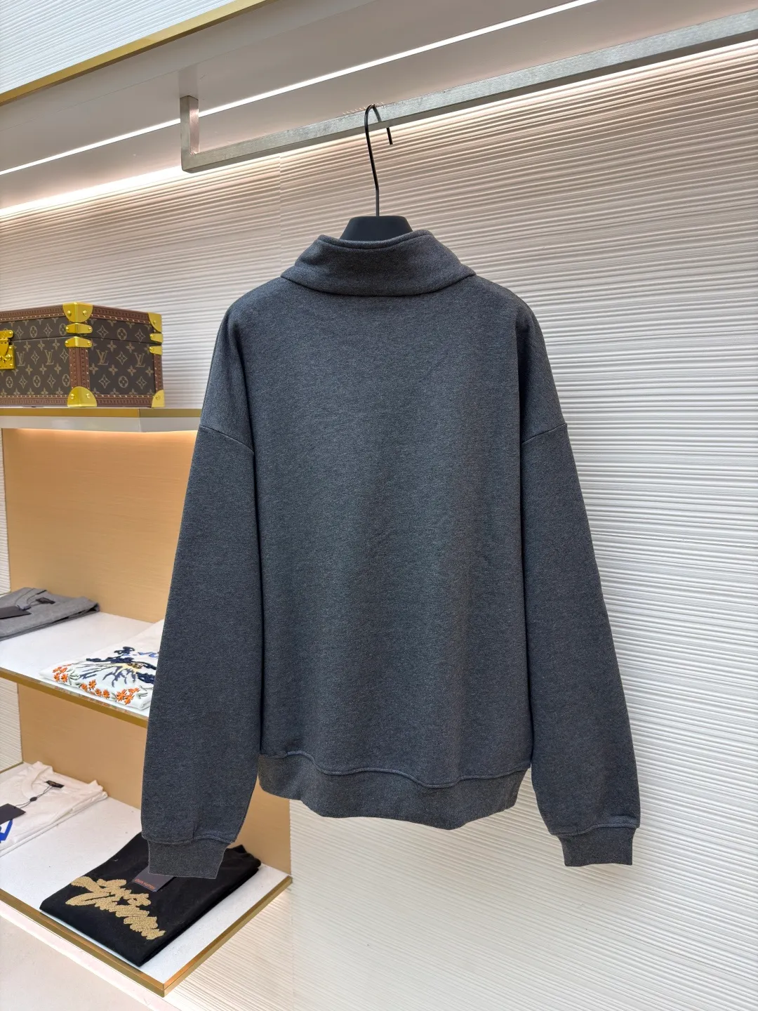 Dior embroidered gray sweatshirt ●Original version: 15,000 purchased and developed ●Item number: 1681809-A45 ●Fabric: cotton sweatshirt fabric ●Technology: embroidery production ●Version: fitted version ●Weight: about 640 grams ●Size: S-M-L-XL ●Description: Made of [26s double-ply large terry bottom cotton sweatshirt fabric], [gram weight 400g], matching [26s double yarn circular knitting machine 2*2 threads], the fabric threads are all made of [medium gray yarn custom woven and dyed], the bottom side [ Fleece, cut and washed], made into [velvet bottom], the front panel adopts [relief embossing technology], open the template according to the Y pattern, the pattern machine runs two circles of thread to lock the pattern, the overall routing is straight and delicate, the fabric is comfortable and soft, the color is consistent and there is no color difference It can be matched with the same style to create a fashionable look, and can be used in various occasions. Customized accessories, complete with three standards, same style for men and women!