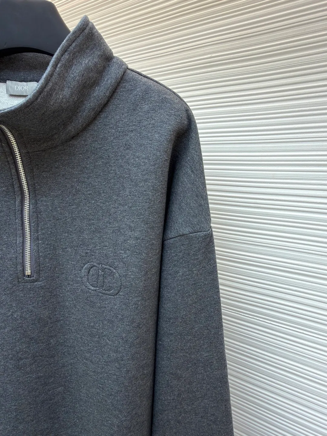 Dior embroidered gray sweatshirt ●Original version: 15,000 purchased and developed ●Item number: 1681809-A45 ●Fabric: cotton sweatshirt fabric ●Technology: embroidery production ●Version: fitted version ●Weight: about 640 grams ●Size: S-M-L-XL ●Description: Made of [26s double-ply large terry bottom cotton sweatshirt fabric], [gram weight 400g], matching [26s double yarn circular knitting machine 2*2 threads], the fabric threads are all made of [medium gray yarn custom woven and dyed], the bottom side [ Fleece, cut and washed], made into [velvet bottom], the front panel adopts [relief embossing technology], open the template according to the Y pattern, the pattern machine runs two circles of thread to lock the pattern, the overall routing is straight and delicate, the fabric is comfortable and soft, the color is consistent and there is no color difference It can be matched with the same style to create a fashionable look, and can be used in various occasions. Customized accessories, complete with three standards, same style for men and women!