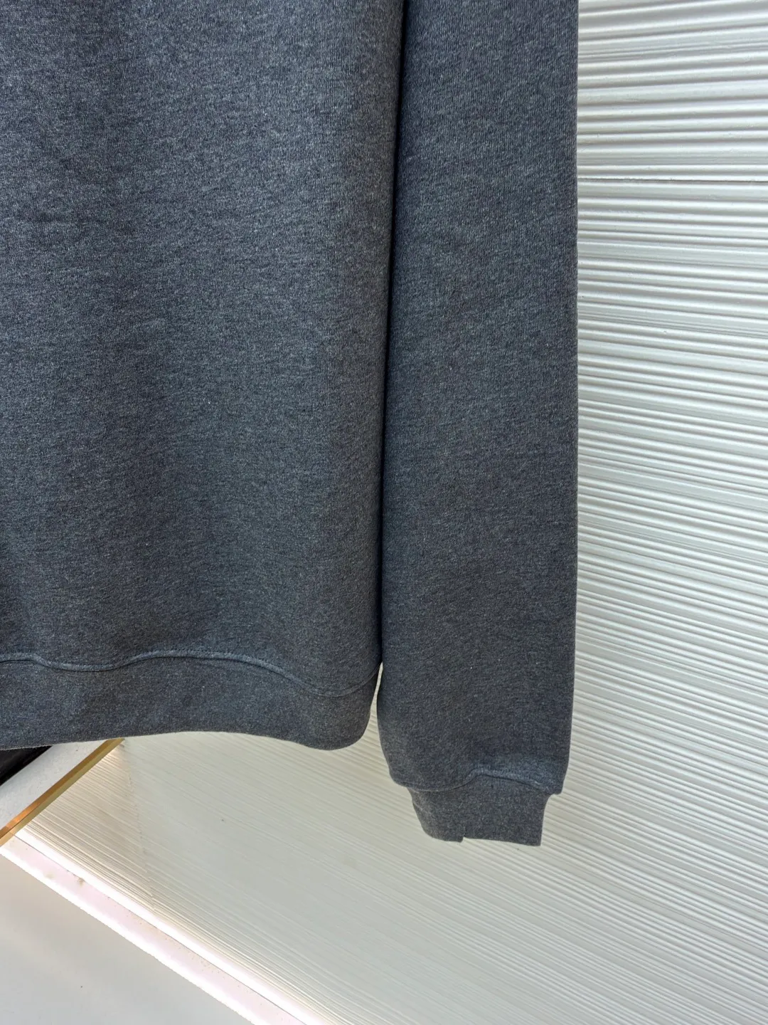 Dior embroidered gray sweatshirt ●Original version: 15,000 purchased and developed ●Item number: 1681809-A45 ●Fabric: cotton sweatshirt fabric ●Technology: embroidery production ●Version: fitted version ●Weight: about 640 grams ●Size: S-M-L-XL ●Description: Made of [26s double-ply large terry bottom cotton sweatshirt fabric], [gram weight 400g], matching [26s double yarn circular knitting machine 2*2 threads], the fabric threads are all made of [medium gray yarn custom woven and dyed], the bottom side [ Fleece, cut and washed], made into [velvet bottom], the front panel adopts [relief embossing technology], open the template according to the Y pattern, the pattern machine runs two circles of thread to lock the pattern, the overall routing is straight and delicate, the fabric is comfortable and soft, the color is consistent and there is no color difference It can be matched with the same style to create a fashionable look, and can be used in various occasions. Customized accessories, complete with three standards, same style for men and women!