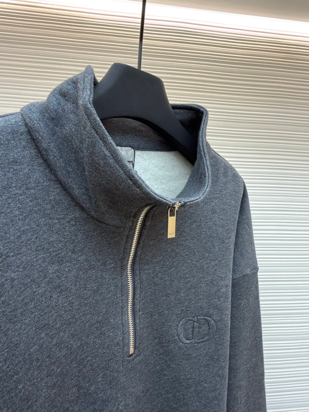 Dior embroidered gray sweatshirt ●Original version: 15,000 purchased and developed ●Item number: 1681809-A45 ●Fabric: cotton sweatshirt fabric ●Technology: embroidery production ●Version: fitted version ●Weight: about 640 grams ●Size: S-M-L-XL ●Description: Made of [26s double-ply large terry bottom cotton sweatshirt fabric], [gram weight 400g], matching [26s double yarn circular knitting machine 2*2 threads], the fabric threads are all made of [medium gray yarn custom woven and dyed], the bottom side [ Fleece, cut and washed], made into [velvet bottom], the front panel adopts [relief embossing technology], open the template according to the Y pattern, the pattern machine runs two circles of thread to lock the pattern, the overall routing is straight and delicate, the fabric is comfortable and soft, the color is consistent and there is no color difference It can be matched with the same style to create a fashionable look, and can be used in various occasions. Customized accessories, complete with three standards, same style for men and women!