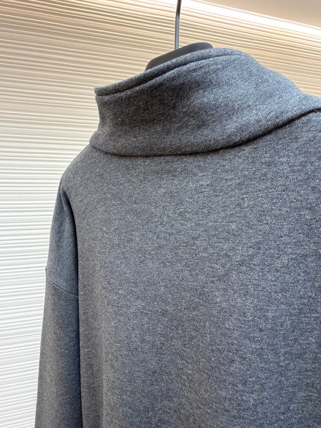 Dior embroidered gray sweatshirt ●Original version: 15,000 purchased and developed ●Item number: 1681809-A45 ●Fabric: cotton sweatshirt fabric ●Technology: embroidery production ●Version: fitted version ●Weight: about 640 grams ●Size: S-M-L-XL ●Description: Made of [26s double-ply large terry bottom cotton sweatshirt fabric], [gram weight 400g], matching [26s double yarn circular knitting machine 2*2 threads], the fabric threads are all made of [medium gray yarn custom woven and dyed], the bottom side [ Fleece, cut and washed], made into [velvet bottom], the front panel adopts [relief embossing technology], open the template according to the Y pattern, the pattern machine runs two circles of thread to lock the pattern, the overall routing is straight and delicate, the fabric is comfortable and soft, the color is consistent and there is no color difference It can be matched with the same style to create a fashionable look, and can be used in various occasions. Customized accessories, complete with three standards, same style for men and women!