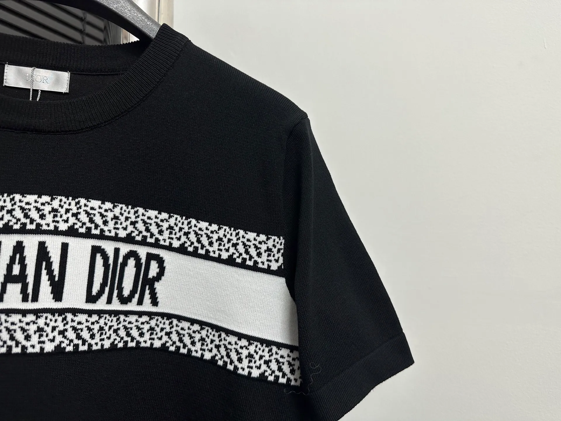 🅿️170 [DIOR] Dior jacquard knitted short-sleeved stretch slimming slim T-shirt half-sleeved for men and women. Dior classic series knitted short-sleeved, exquisite craftsmanship, silky and super breathable fabric, high-end and soft hand feel, spun yarn knitted elastic fabric, light and breathable without the slightest sense of restraint, high-quality knitting, complete with three standards Color: White Black Size: S M L XL