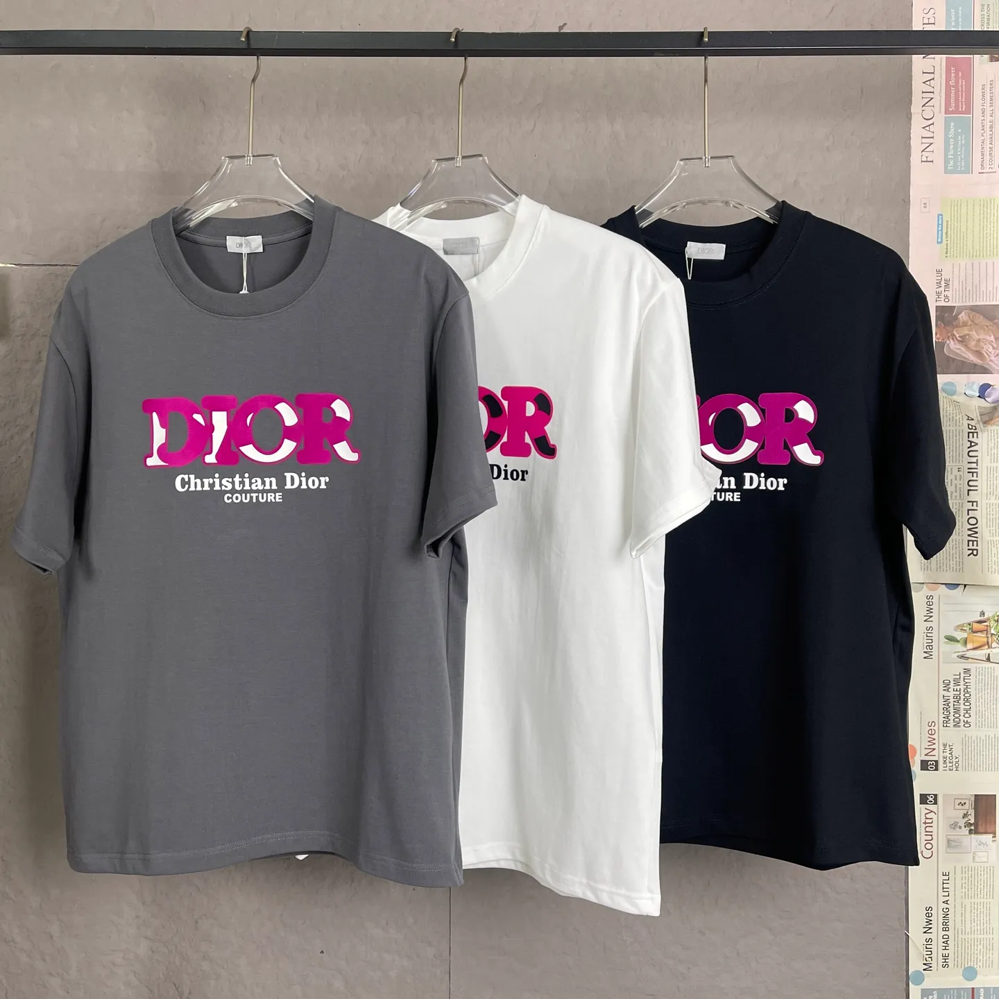 🅿️170 /C16 DIOR 300 high gram weight three-dimensional glue technology Exclusively for the new original men's casual short sleeves High-end customization High version Fashionable and versatile Imported fabrics Super soft and delicate feel Skin-friendly and comfortable to wear High-end boutique High-temperature washing process to ensure no deformation or shrinkage, summer wear, a comfortable and beautiful value! A must-have item for beauty and age reduction! Super fine and smooth surface, uniform, delicate and soft It is comfortable to wear and can easily create a cool summer look. It is easy to handle on the upper body and becomes the focus of the street in minutes. Size: S-XL Color: Black, White, Gray