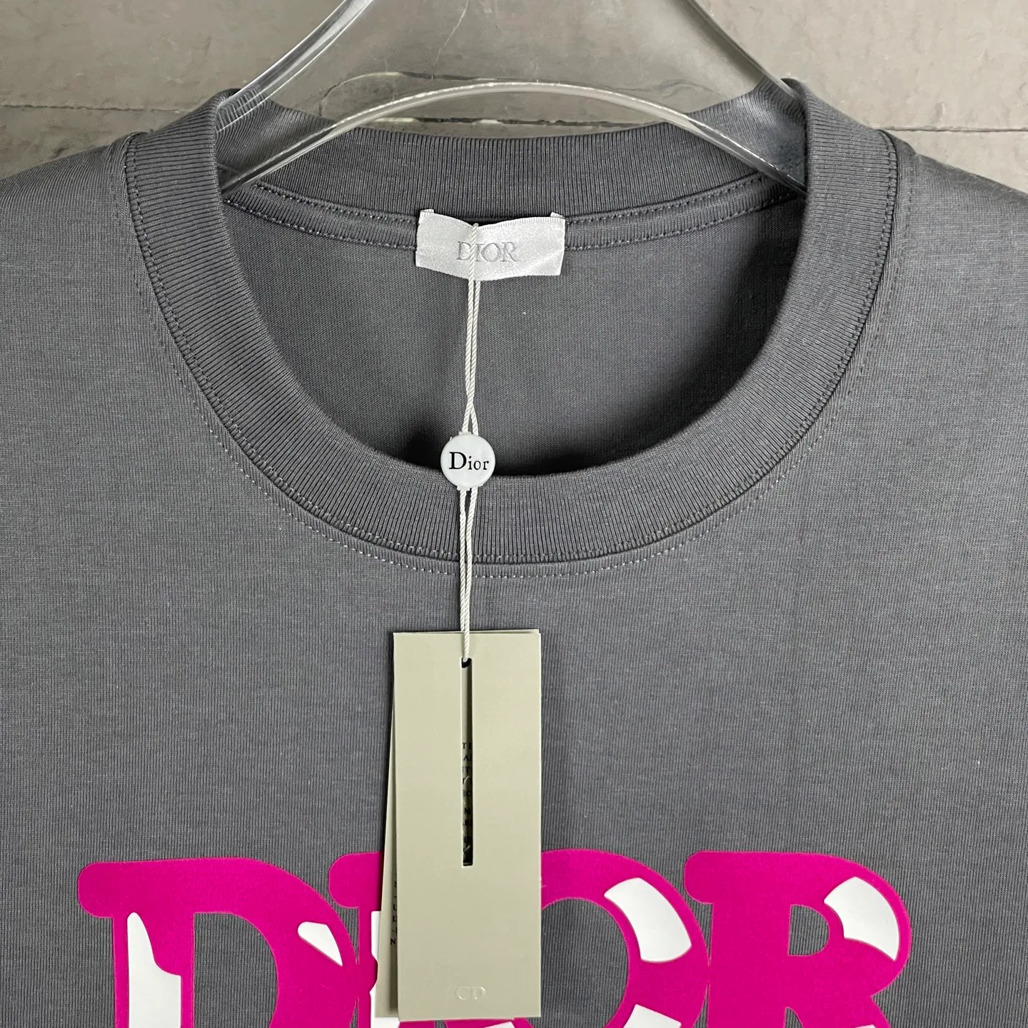 🅿️170 /C16 DIOR 300 high gram weight three-dimensional glue technology Exclusively for the new original men's casual short sleeves High-end customization High version Fashionable and versatile Imported fabrics Super soft and delicate feel Skin-friendly and comfortable to wear High-end boutique High-temperature washing process to ensure no deformation or shrinkage, summer wear, a comfortable and beautiful value! A must-have item for beauty and age reduction! Super fine and smooth surface, uniform, delicate and soft It is comfortable to wear and can easily create a cool summer look. It is easy to handle on the upper body and becomes the focus of the street in minutes. Size: S-XL Color: Black, White, Gray