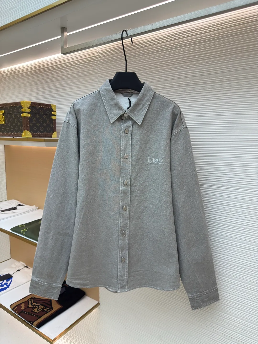 Dior martin embroidered shirt ●Original version: purchased and developed for 15500 ●Item number: 1680699-B50 ●Fabric: Martin fabric ●Technology: embroidery production ●Version: fitted version ●Weight: about 570 grams ●Size: 38-39-40-41 ●Description: It is made of 16s*16s pure cotton martin fabric, and the scraping coating process is carried out by piece of cloth. It adopts stone mill fermentation washing process. It is washed and faded in the tank for 3 hours to achieve the Y version color effect. The front panel is embroidered with Tajima embroidery machine imported from Japan. The nylon material is made of matte lines. The cloth surface is padded with hydrosol film for three-dimensional flat embroidery. The mold is made to customize the four-pointed star I-shaped buckle made of aluminum alloy. The matching fabric composition woven label + matching set of wash marks. The overall wiring is straight and delicate, the fabric is comfortable and soft, and the color is consistent without color difference. It can be matched with the same style to create a fashionable look and control various occasions. Customized accessories, complete with three standards, same style for men and women!