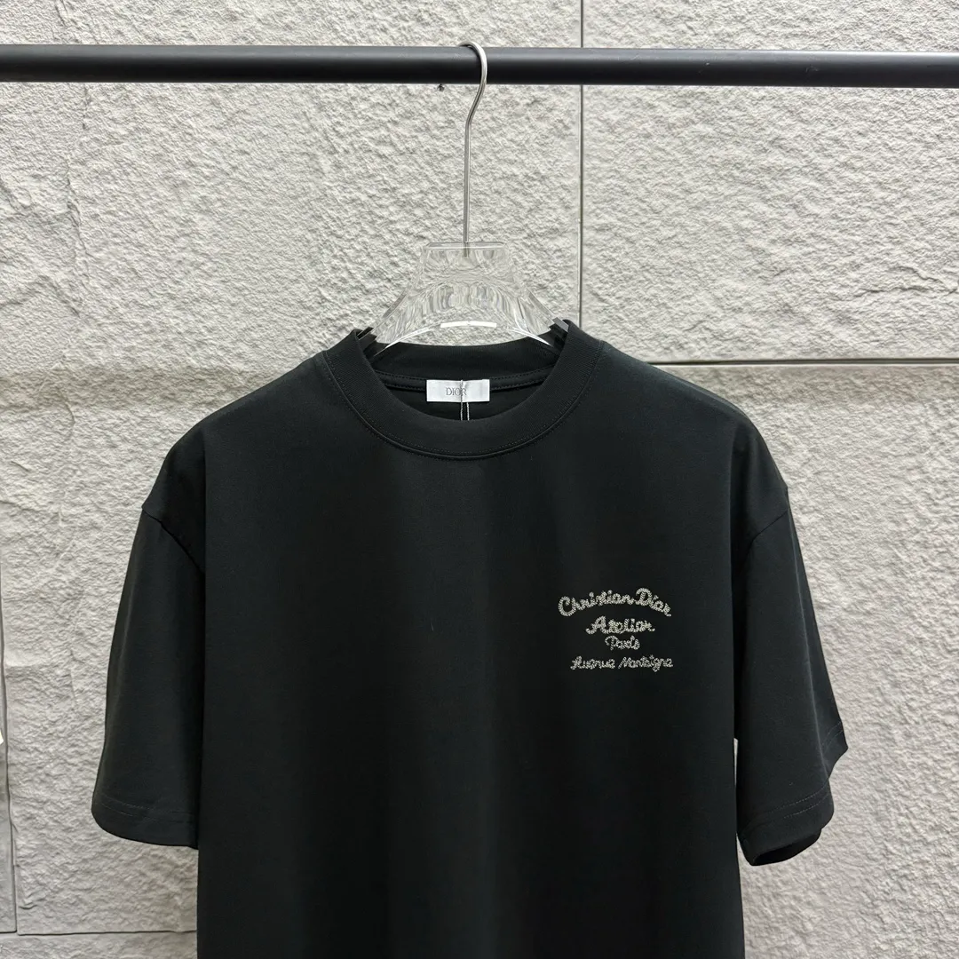 🅿️180 Dio*Dior* 2025 spring and summer style Classic silver thread letter embroidery Personalized logo Customized double yarn plain cotton fabric Short-sleeved T-shirt Unisex Color: Angora Red Black White Size: S (90-130 catties) M (120-150 catties) L (140-165 catties) XL (160-180 catties) XXL (180-210 pounds)
