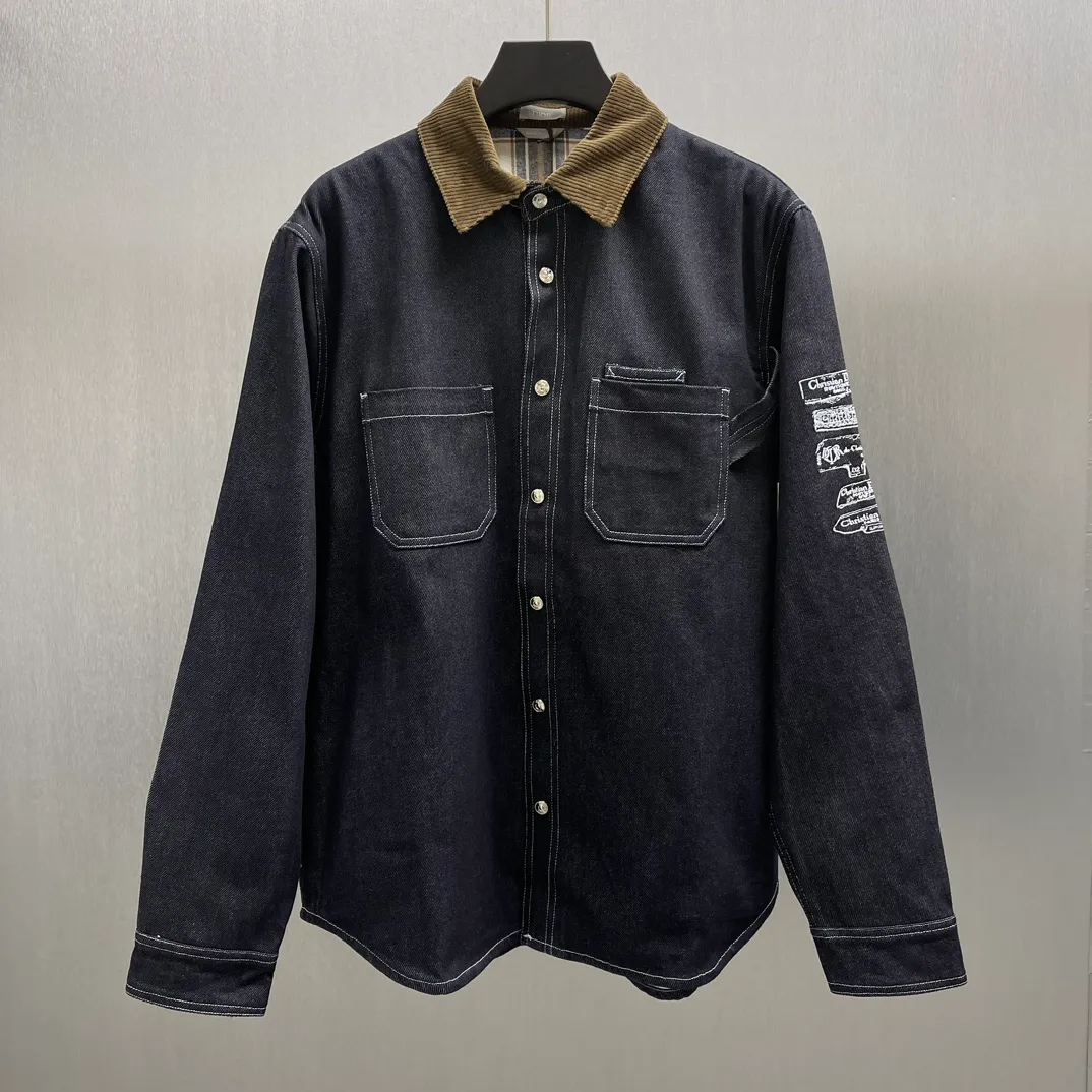 🅿️700 🧧CD Navy blue double-layer denim shirt SIZE:39-42 This jacket village shirt comes from the Dior Archives Labels series, a new interpretation of a classic item. Crafted from navy blue cotton twill, the sleeves are embroidered with the DiorArchives Labels signature, a new interpretation of the Dior label. Wear it with jeans from the collection.