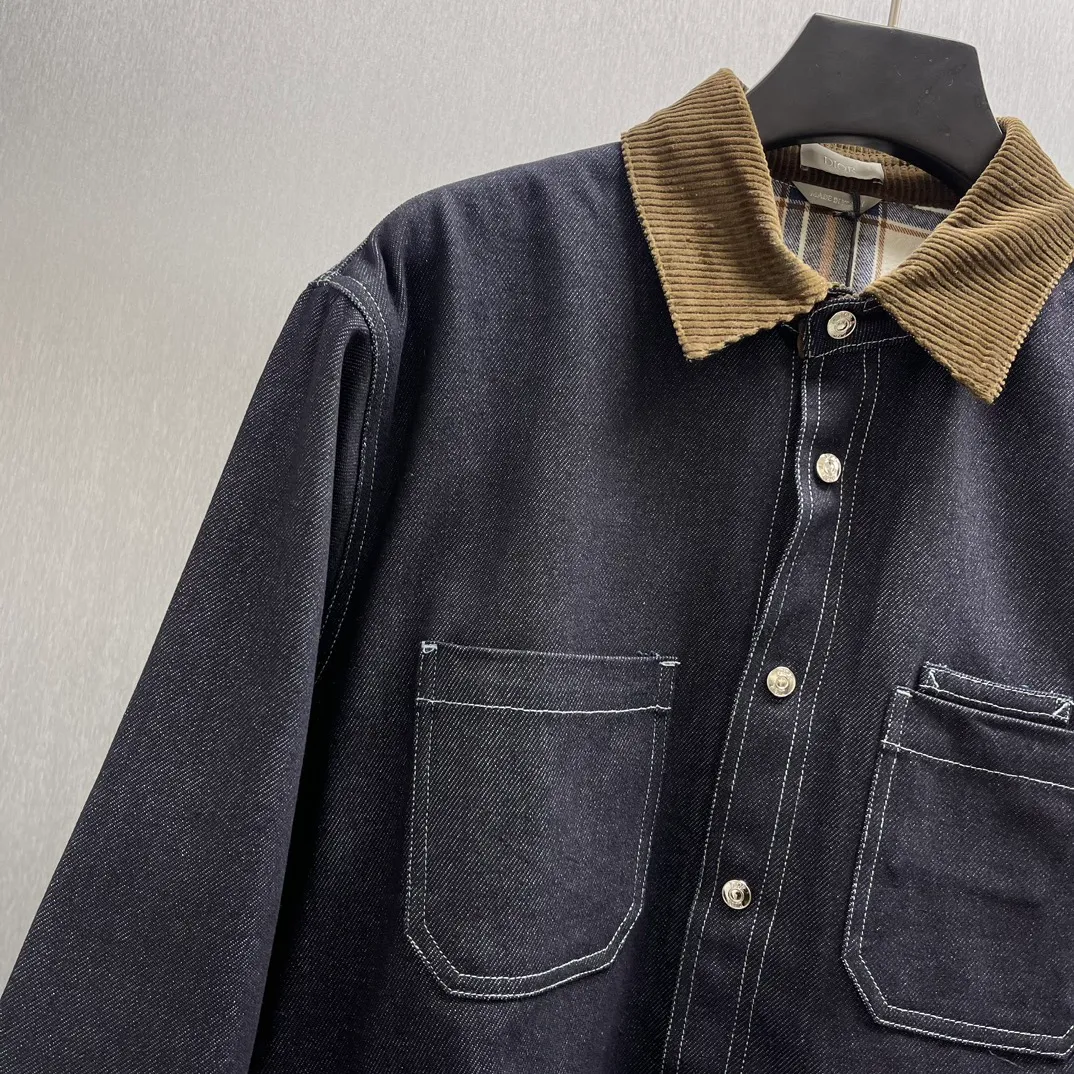 🅿️700 🧧CD Navy blue double-layer denim shirt SIZE:39-42 This jacket village shirt comes from the Dior Archives Labels series, a new interpretation of a classic item. Crafted from navy blue cotton twill, the sleeves are embroidered with the DiorArchives Labels signature, a new interpretation of the Dior label. Wear it with jeans from the collection.