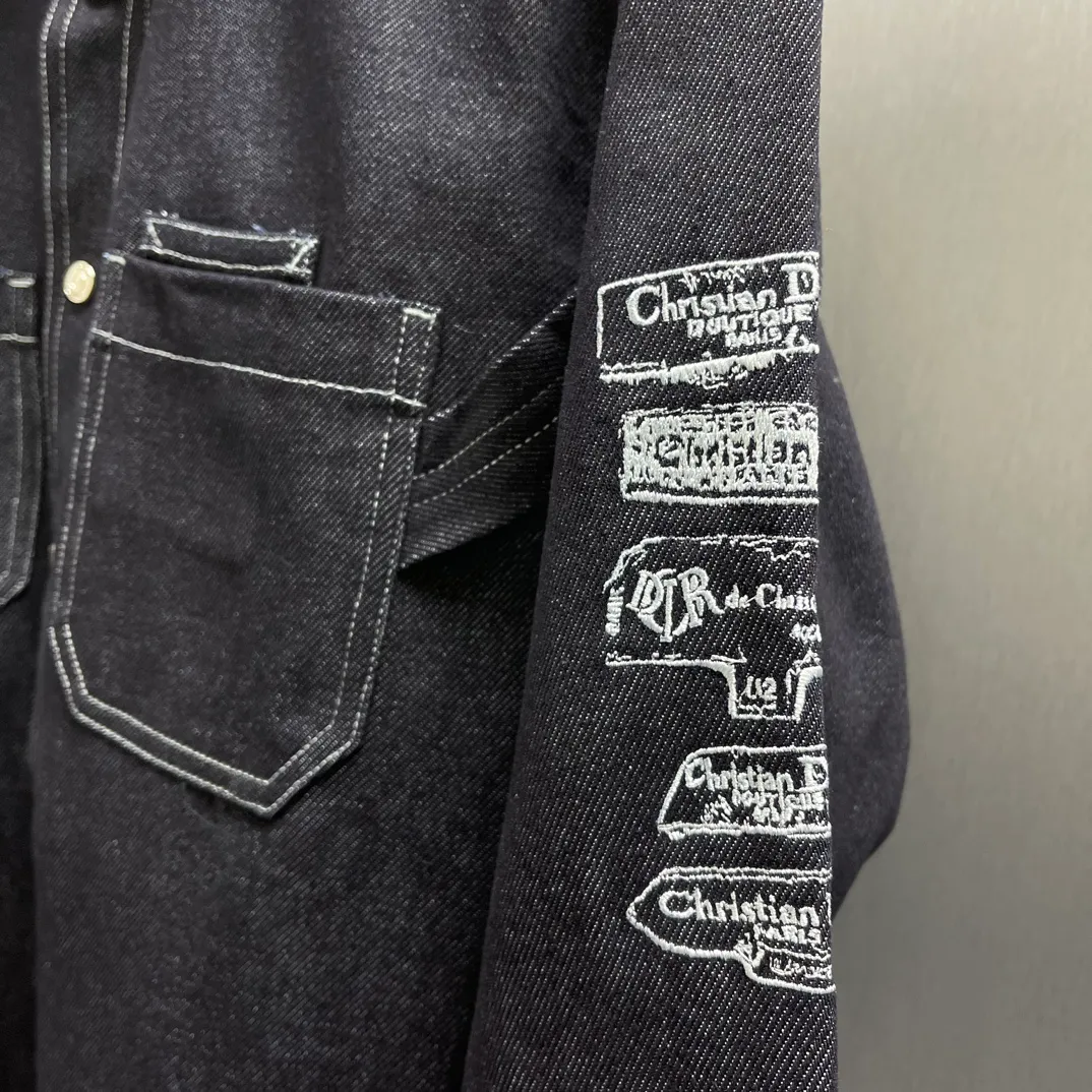 🅿️700 🧧CD Navy blue double-layer denim shirt SIZE:39-42 This jacket village shirt comes from the Dior Archives Labels series, a new interpretation of a classic item. Crafted from navy blue cotton twill, the sleeves are embroidered with the DiorArchives Labels signature, a new interpretation of the Dior label. Wear it with jeans from the collection.