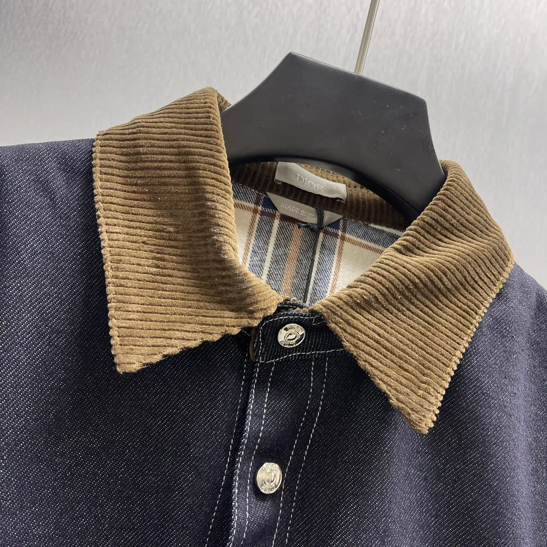 🅿️700 🧧CD Navy blue double-layer denim shirt SIZE:39-42 This jacket village shirt comes from the Dior Archives Labels series, a new interpretation of a classic item. Crafted from navy blue cotton twill, the sleeves are embroidered with the DiorArchives Labels signature, a new interpretation of the Dior label. Wear it with jeans from the collection.