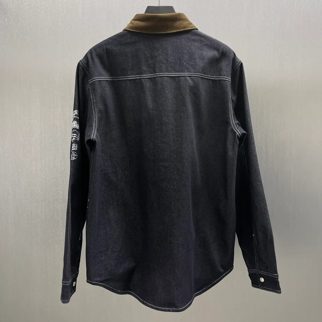🅿️700 🧧CD Navy blue double-layer denim shirt SIZE:39-42 This jacket village shirt comes from the Dior Archives Labels series, a new interpretation of a classic item. Crafted from navy blue cotton twill, the sleeves are embroidered with the DiorArchives Labels signature, a new interpretation of the Dior label. Wear it with jeans from the collection.