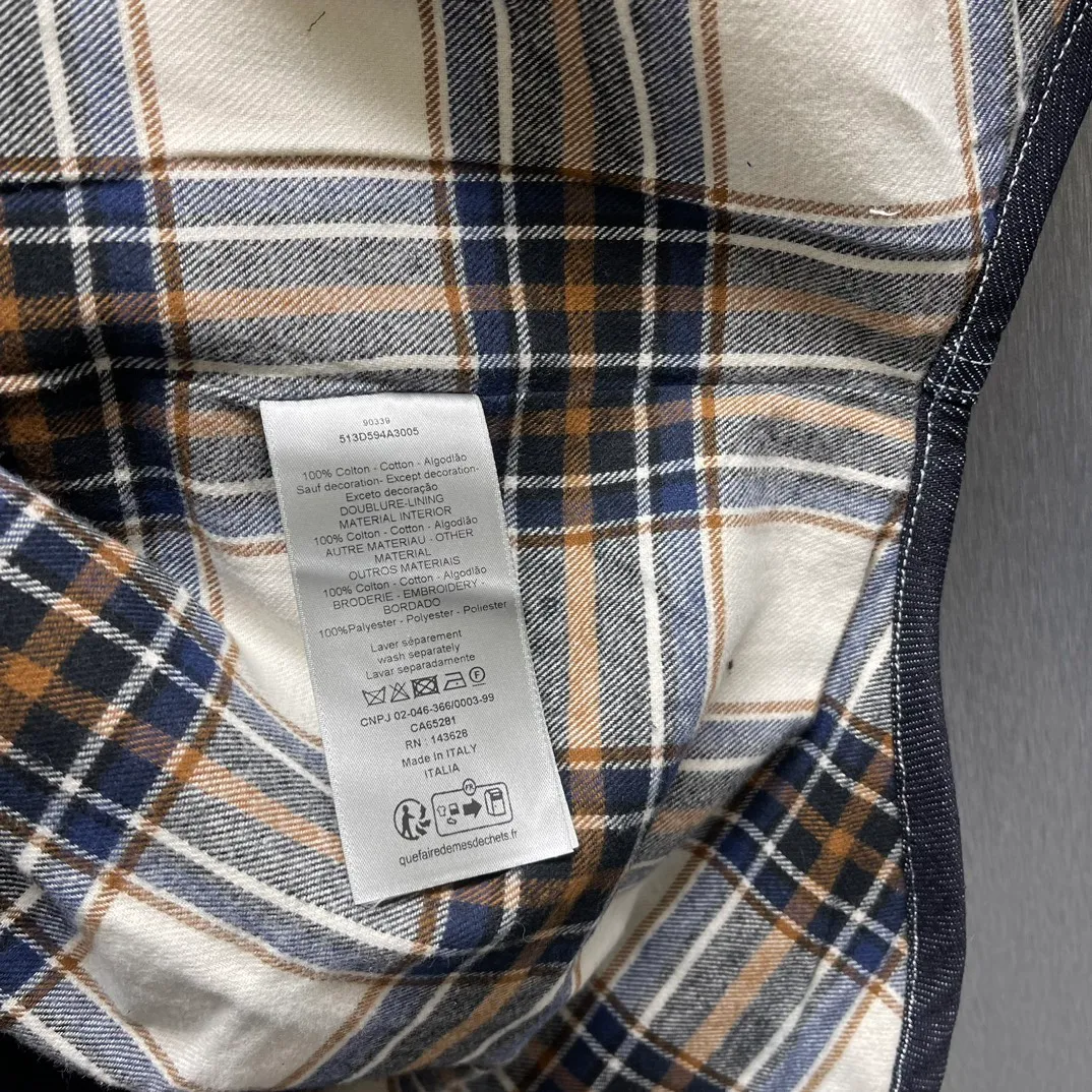 🅿️700 🧧CD Navy blue double-layer denim shirt SIZE:39-42 This jacket village shirt comes from the Dior Archives Labels series, a new interpretation of a classic item. Crafted from navy blue cotton twill, the sleeves are embroidered with the DiorArchives Labels signature, a new interpretation of the Dior label. Wear it with jeans from the collection.