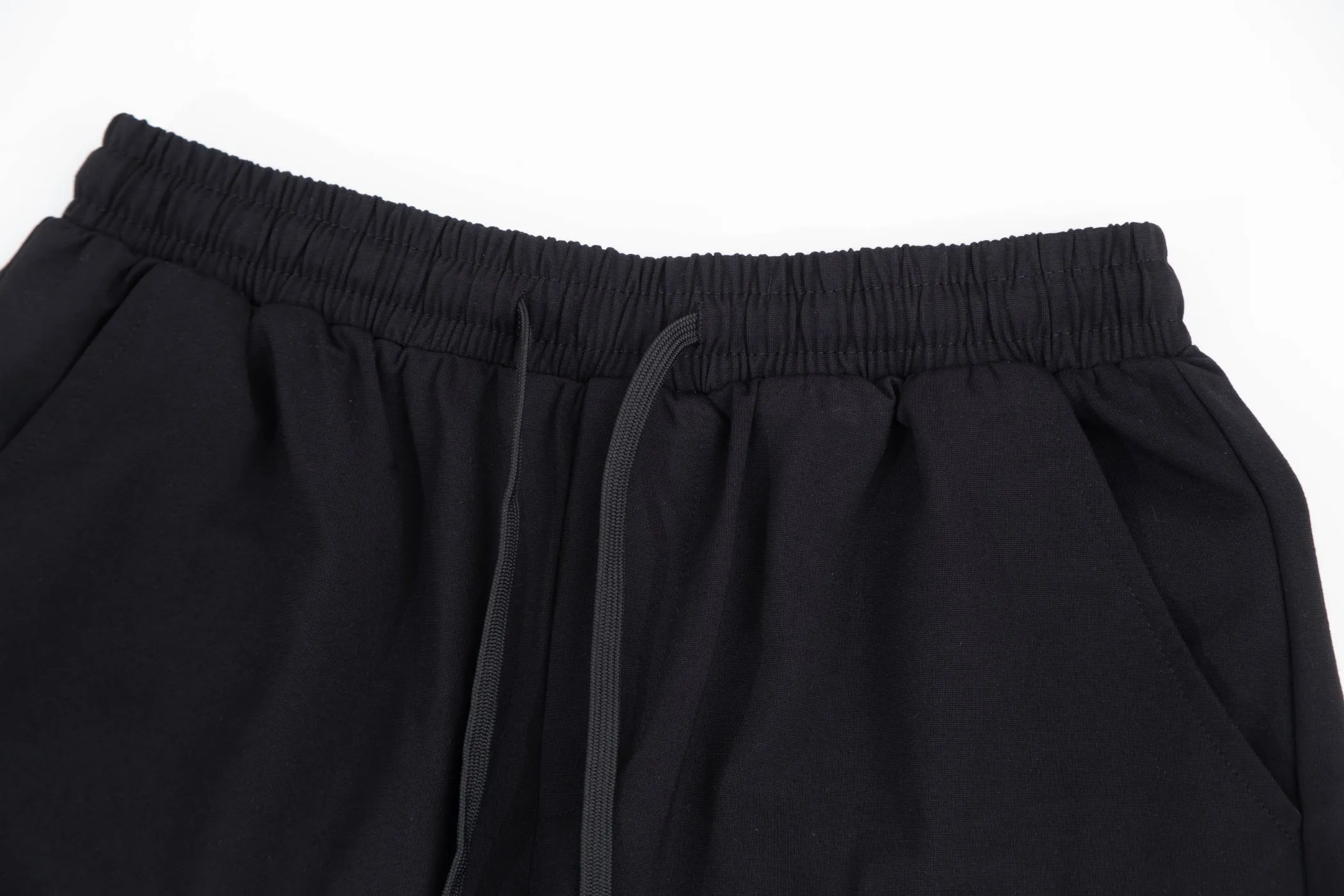 🅿️190 24SS new Dior knitted shorts, customized fabric, knitting technology and embroidered logo. The version is tight and three-dimensional, with straight stripe splicing. The customized trouser cord hardware has strong texture and smoothness. The upper body is comfortable and breathable. The concave and convex three-dimensional sense makes it suitable for fashionable and casual wear. Color: black and white. Size: M-4XL