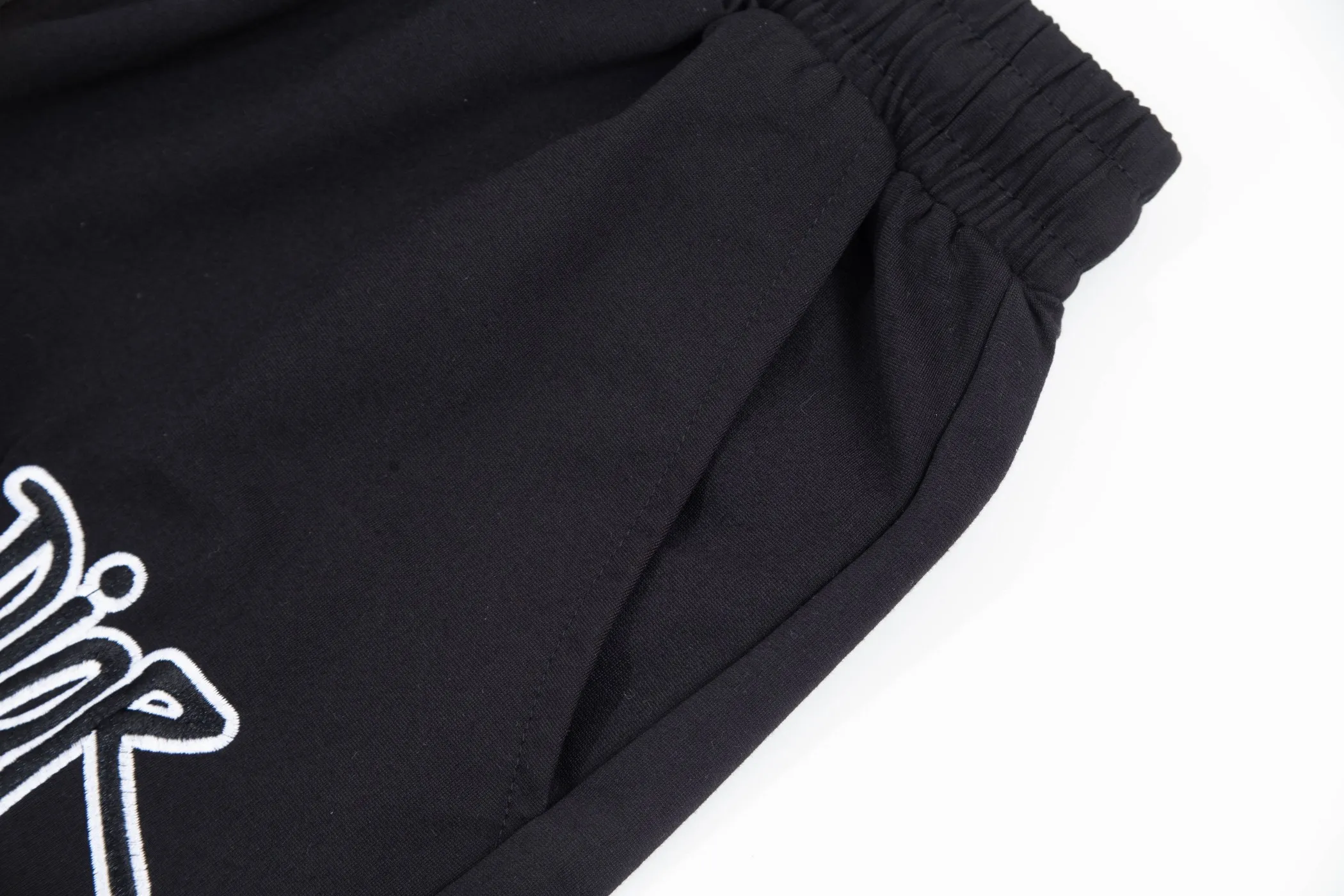 🅿️190 24SS new Dior knitted shorts, customized fabric, knitting technology and embroidered logo. The version is tight and three-dimensional, with straight stripe splicing. The customized trouser cord hardware has strong texture and smoothness. The upper body is comfortable and breathable. The concave and convex three-dimensional sense makes it suitable for fashionable and casual wear. Color: black and white. Size: M-4XL