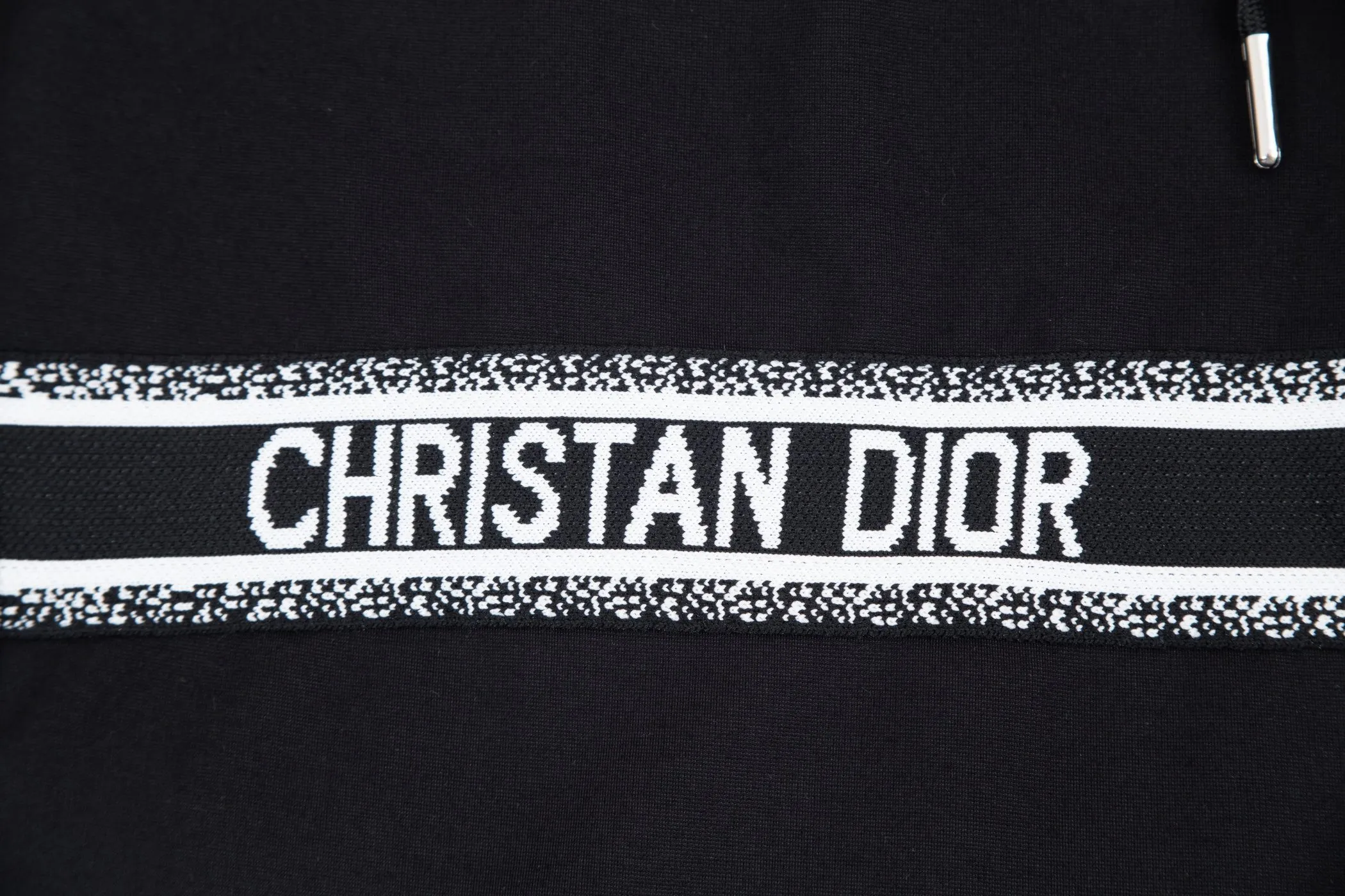 🅿️190 24SS new Dior knitted shorts, customized fabric, knitting technology and embroidered logo. The version is tight and three-dimensional, with straight stripe splicing. The customized trouser cord hardware has strong texture and smoothness. The upper body is comfortable and breathable. The concave and convex three-dimensional sense makes it suitable for fashionable and casual wear. Color: black and white. Size: M-4XL