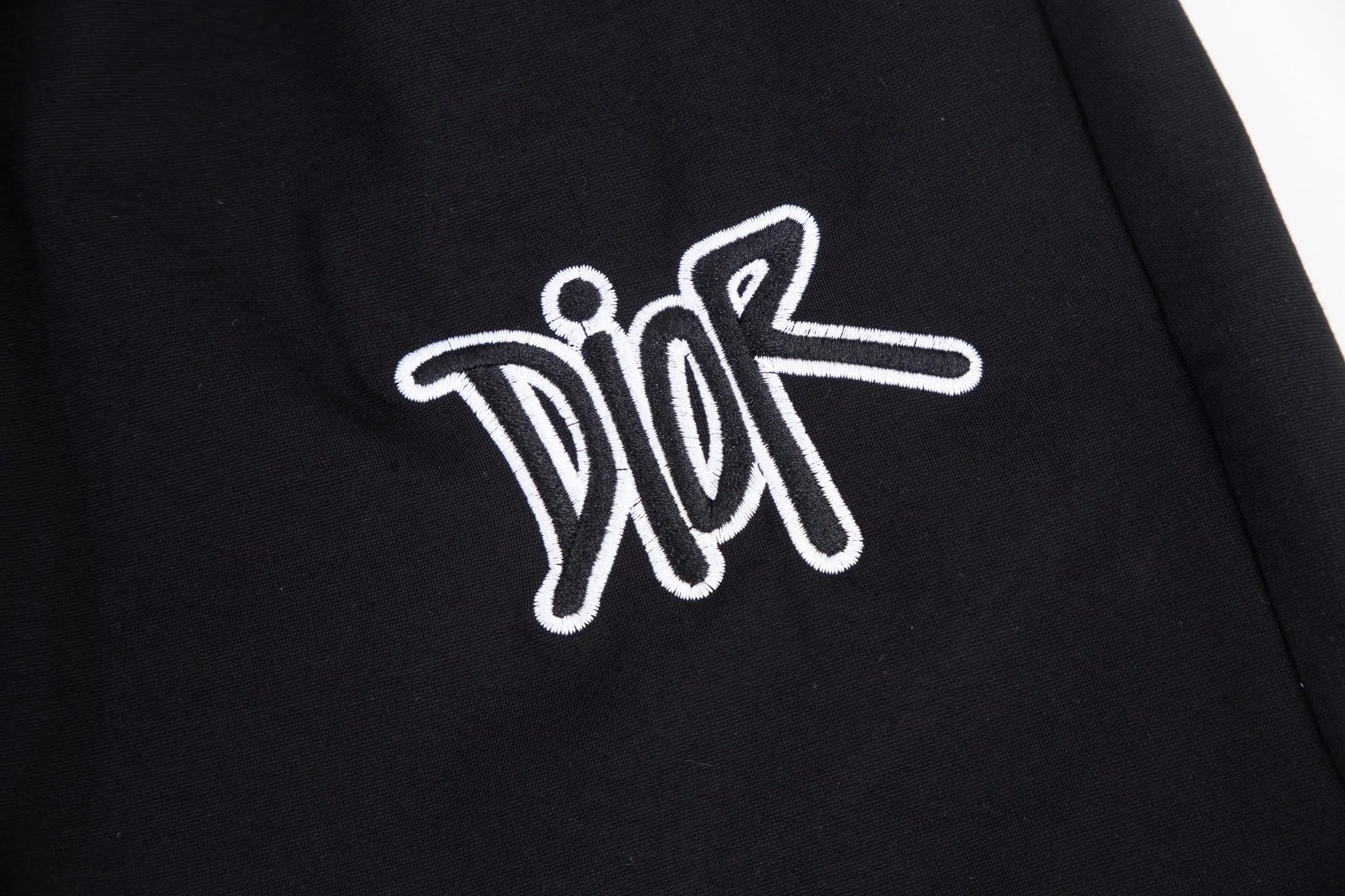 🅿️190 24SS new Dior knitted shorts, customized fabric, knitting technology and embroidered logo. The version is tight and three-dimensional, with straight stripe splicing. The customized trouser cord hardware has strong texture and smoothness. The upper body is comfortable and breathable. The concave and convex three-dimensional sense makes it suitable for fashionable and casual wear. Color: black and white. Size: M-4XL