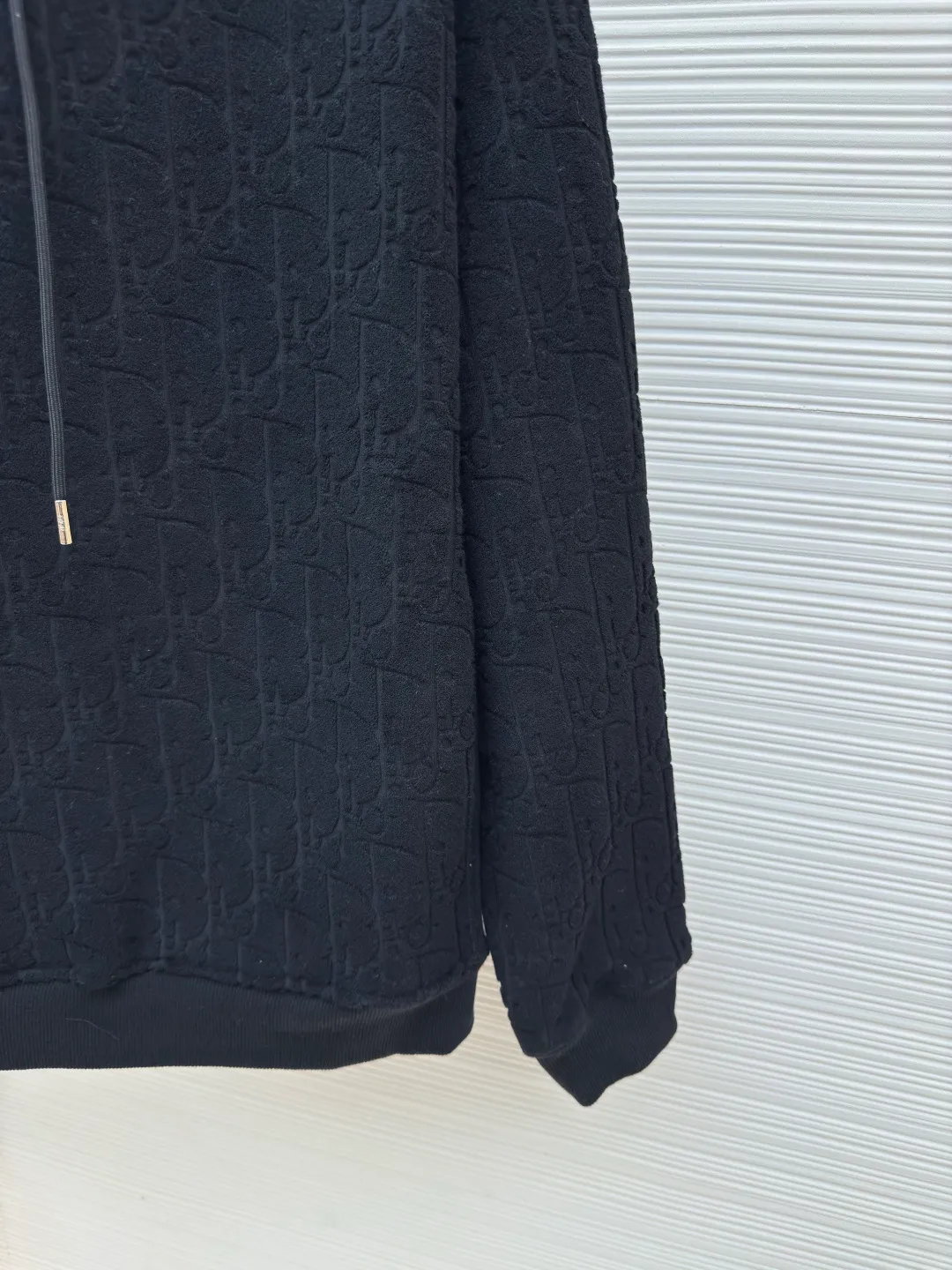 Dior Obliave full-print letter sweatshirt ●Authentic product: purchased and developed for 17500 ●Item number: 1680491-B05 ●Fabric: jacquard fabric ●Technology: washed production ●Version: fitted version ●Weight: about 980 grams ●Size: S-M-L-XL ●Description: Customized Dior jacquard fabric, soft to the touch, comfortable and next to the skin, decorated with jacquard patterns of the same color on the front, delicately intertwined, dazzling assortment Like artistic brushstrokes gently swaying on a soft towel, the looming dark patterns highlight nobility and elegance. Every detail exudes charming charm. Customized Dior jacquard fabrics change shape through warp and weft tissue. Oblique Pattern The jacquard loom weaves the jacquard gray fabric and then dyes and finishes it. The details are authentic, and the ergonomic three-dimensional cutting returns to the traditional craftsmanship through segmentation, folding, shrinking, and stretching techniques. The so-called slow work produces fine work, which is the respect for the material. The pursuit of feel. The workmanship is complex and tedious. The time is slow, and the fabrics are washed. The hand feel and texture are better. It is not easy to deform, not easy to shrink, not easy to fade, and maintains long-term beauty. The overall wiring is straight and delicate, the fabric is comfortable and soft, and the color is consistent without color difference. It can be matched with the same style to create a fashionable look and control various occasions. Customized accessories, complete with three standards, same style for men and women!