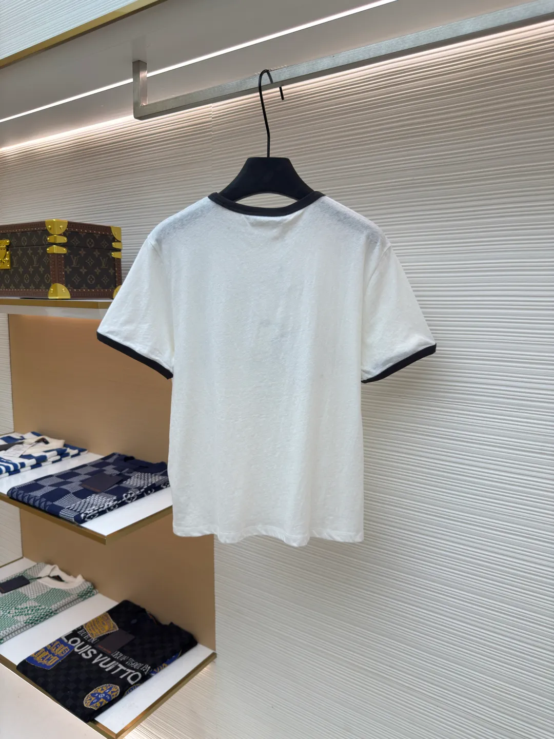 Dior printed letter T-shirt [Women's clothing] ●Authentic product: Purchased and developed by 5449 ●Item number: 1680484-X95 ●Fabric: pure cotton fabric ●Technology: printing production ●Version: fitted version ●Weight: about 140 grams ●Size: XS-S-M-L ●Description: Customized YB native cotton material Breathable and comfortable Full texture Regular short-sleeved T-shirt cut Highlights brand style Made of weight pure cotton Slightly stretchy, giving a slimming visual effect. Black threads are wrapped around the collar and cuffs to keep the tone coordinated. The iconic letter logo on the chest and black and white plaid racing elements are embellished. The brand's own simple and fashionable sense is immediately apparent. The color matching reduces age and creates a personalized style. It is stylish and stylish when worn alone. The overall wiring is straight and delicate, the fabric is comfortable and soft, and the color is consistent without color difference. It can be matched with the same style to create a fashionable look and control various occasions. Customized accessories, complete with three standards, same style for men and women!