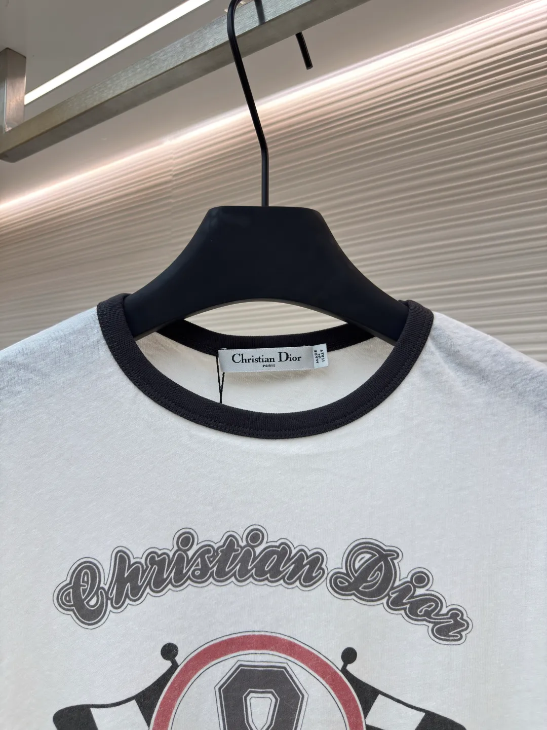Dior printed letter T-shirt [Women's clothing] ●Authentic product: Purchased and developed by 5449 ●Item number: 1680484-X95 ●Fabric: pure cotton fabric ●Technology: printing production ●Version: fitted version ●Weight: about 140 grams ●Size: XS-S-M-L ●Description: Customized YB native cotton material Breathable and comfortable Full texture Regular short-sleeved T-shirt cut Highlights brand style Made of weight pure cotton Slightly stretchy, giving a slimming visual effect. Black threads are wrapped around the collar and cuffs to keep the tone coordinated. The iconic letter logo on the chest and black and white plaid racing elements are embellished. The brand's own simple and fashionable sense is immediately apparent. The color matching reduces age and creates a personalized style. It is stylish and stylish when worn alone. The overall wiring is straight and delicate, the fabric is comfortable and soft, and the color is consistent without color difference. It can be matched with the same style to create a fashionable look and control various occasions. Customized accessories, complete with three standards, same style for men and women!