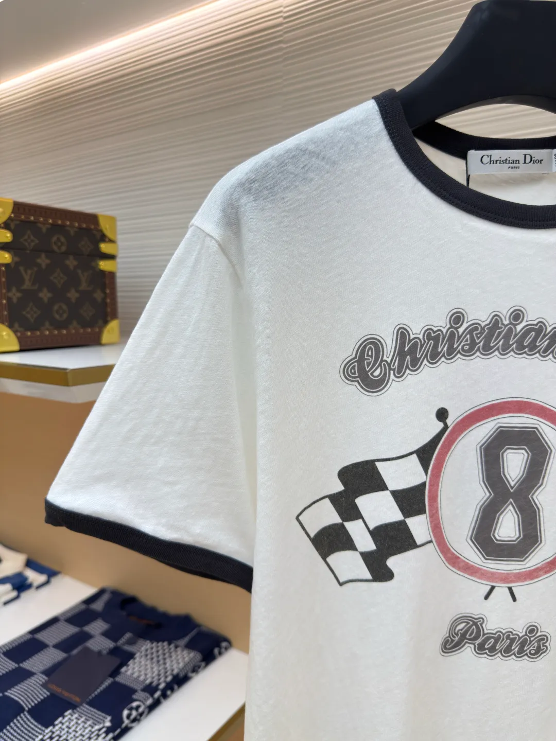 Dior printed letter T-shirt [Women's clothing] ●Authentic product: Purchased and developed by 5449 ●Item number: 1680484-X95 ●Fabric: pure cotton fabric ●Technology: printing production ●Version: fitted version ●Weight: about 140 grams ●Size: XS-S-M-L ●Description: Customized YB native cotton material Breathable and comfortable Full texture Regular short-sleeved T-shirt cut Highlights brand style Made of weight pure cotton Slightly stretchy, giving a slimming visual effect. Black threads are wrapped around the collar and cuffs to keep the tone coordinated. The iconic letter logo on the chest and black and white plaid racing elements are embellished. The brand's own simple and fashionable sense is immediately apparent. The color matching reduces age and creates a personalized style. It is stylish and stylish when worn alone. The overall wiring is straight and delicate, the fabric is comfortable and soft, and the color is consistent without color difference. It can be matched with the same style to create a fashionable look and control various occasions. Customized accessories, complete with three standards, same style for men and women!