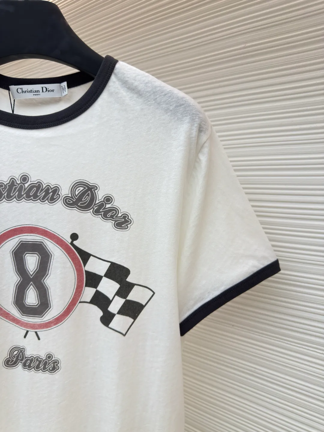 Dior printed letter T-shirt [Women's clothing] ●Authentic product: Purchased and developed by 5449 ●Item number: 1680484-X95 ●Fabric: pure cotton fabric ●Technology: printing production ●Version: fitted version ●Weight: about 140 grams ●Size: XS-S-M-L ●Description: Customized YB native cotton material Breathable and comfortable Full texture Regular short-sleeved T-shirt cut Highlights brand style Made of weight pure cotton Slightly stretchy, giving a slimming visual effect. Black threads are wrapped around the collar and cuffs to keep the tone coordinated. The iconic letter logo on the chest and black and white plaid racing elements are embellished. The brand's own simple and fashionable sense is immediately apparent. The color matching reduces age and creates a personalized style. It is stylish and stylish when worn alone. The overall wiring is straight and delicate, the fabric is comfortable and soft, and the color is consistent without color difference. It can be matched with the same style to create a fashionable look and control various occasions. Customized accessories, complete with three standards, same style for men and women!